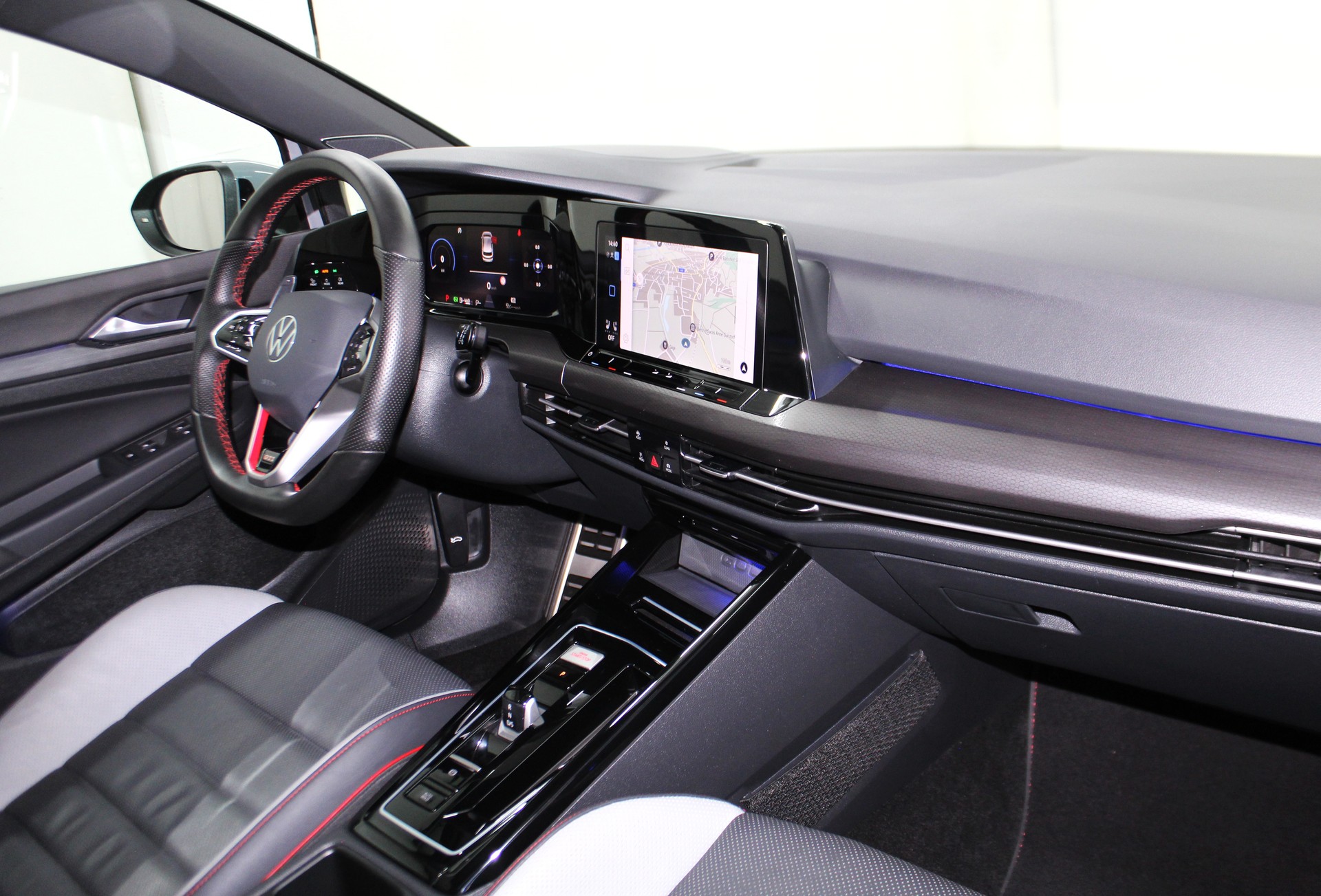 VW Golf 2.0 TSI GTI Clubsport DSG Performance Paket Akrapovic / CH-Fahrzeug-image-11