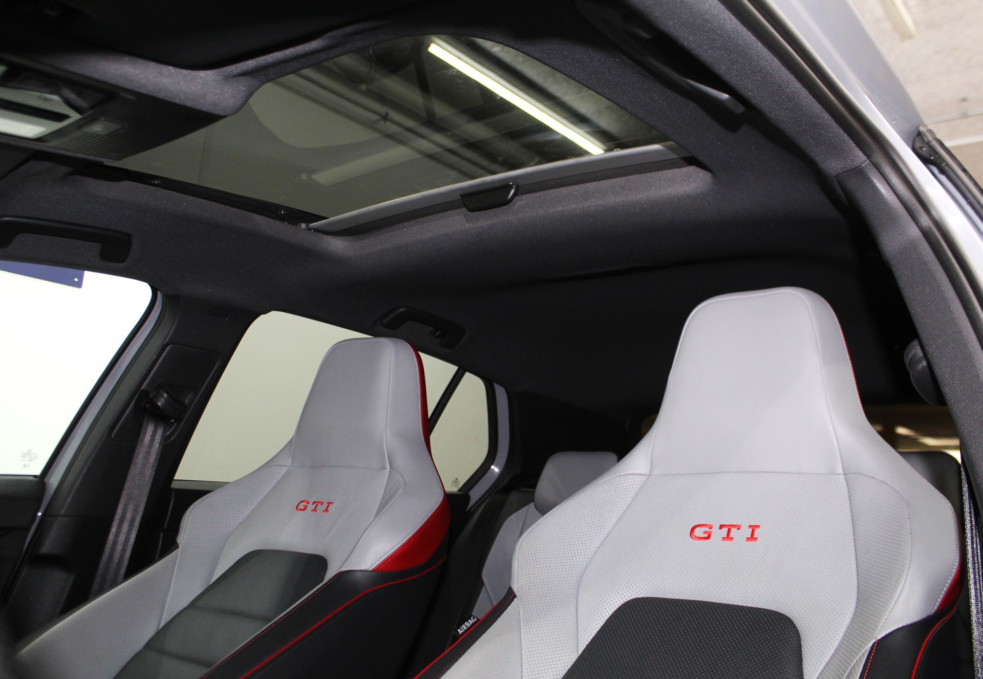 VW Golf 2.0 TSI GTI Clubsport DSG Performance Paket Akrapovic / CH-Fahrzeug-image-8