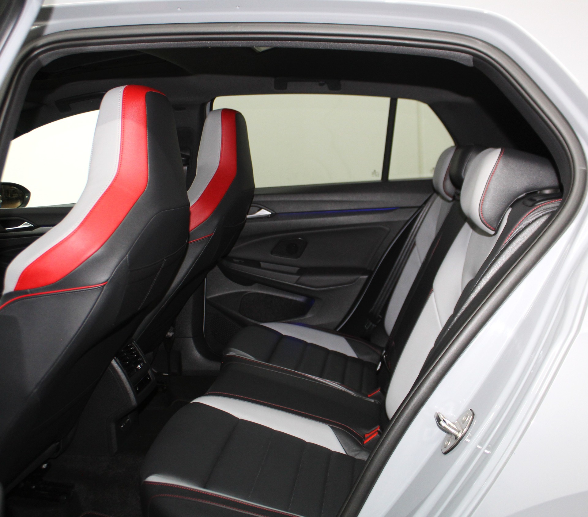 VW Golf 2.0 TSI GTI Clubsport DSG Performance Paket Akrapovic / CH-Fahrzeug-image-9