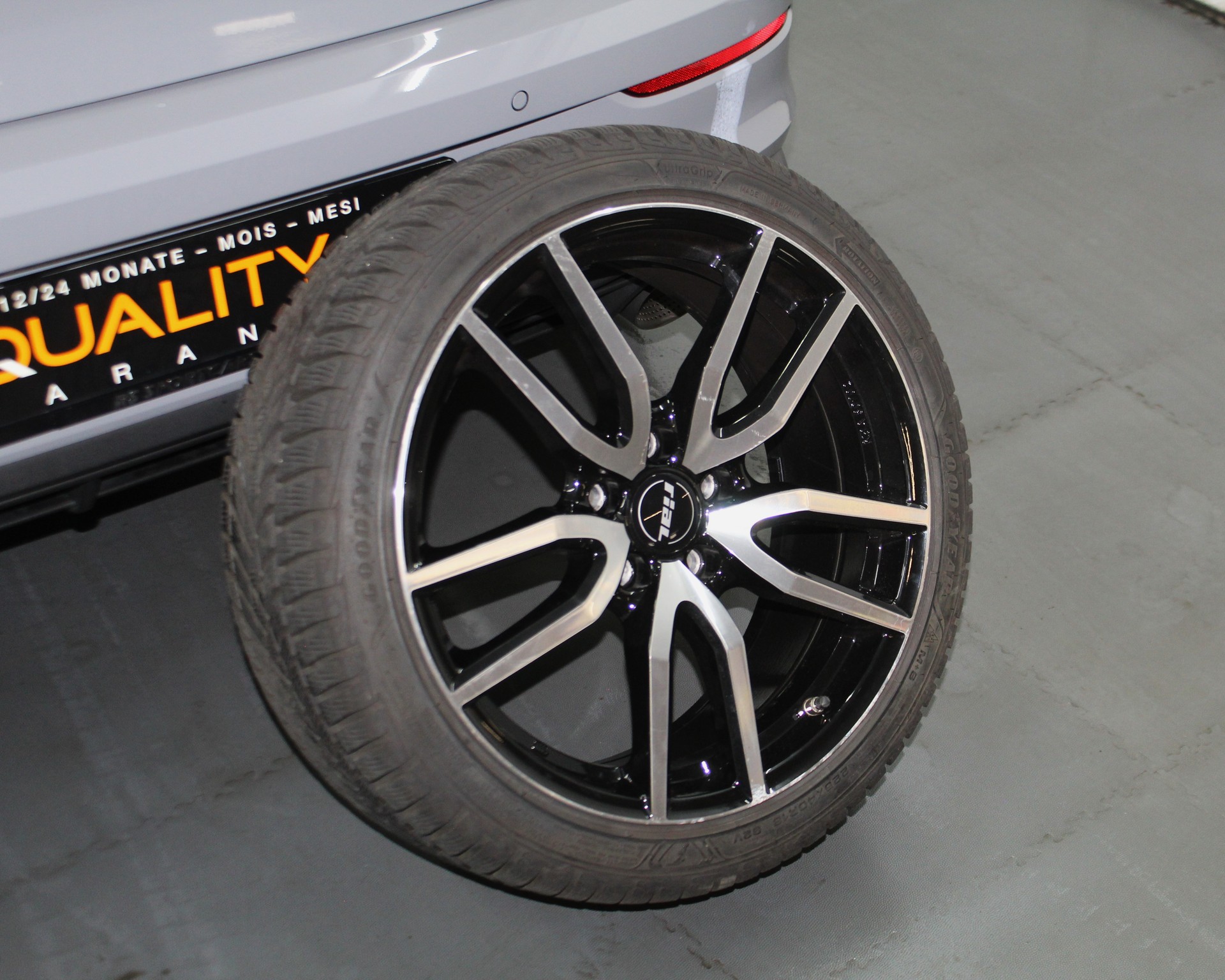 VW Golf 2.0 TSI GTI Clubsport DSG Performance Paket Akrapovic / CH-Fahrzeug-image-31