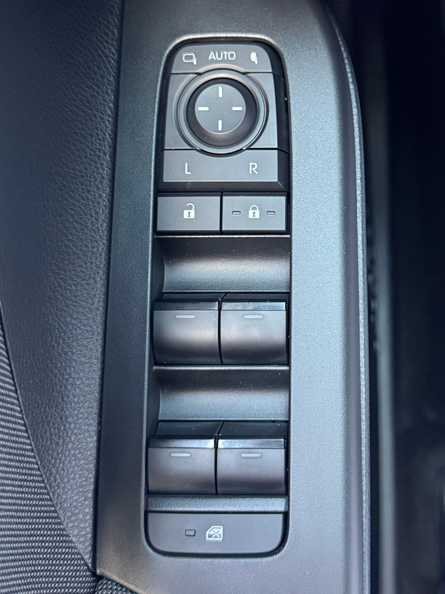 TOYOTA C-HR 2.0 HSD CVT Swiss Edition-image-18