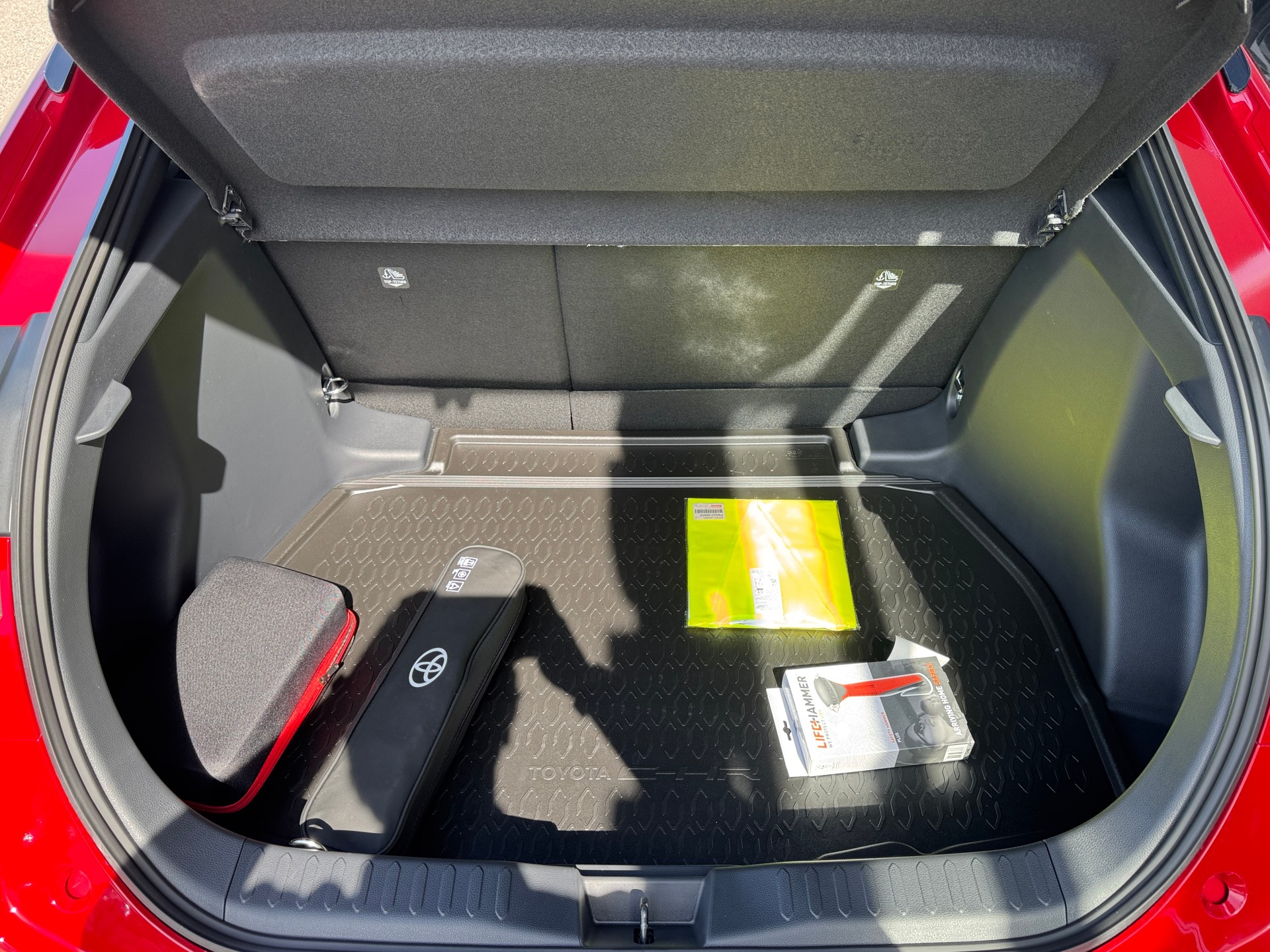 TOYOTA C-HR 2.0 HSD CVT Swiss Edition-image-8
