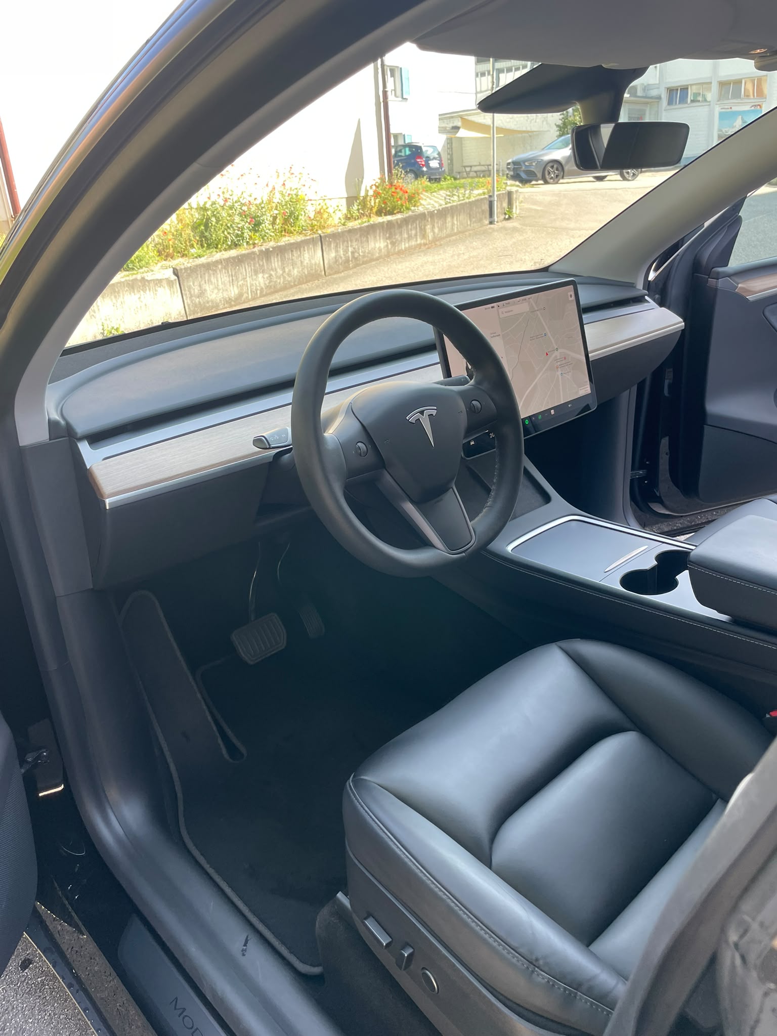 TESLA Y Long Range 533 km (WLTP) 514PS All Black Werksgarantie SOH 94%-image-12