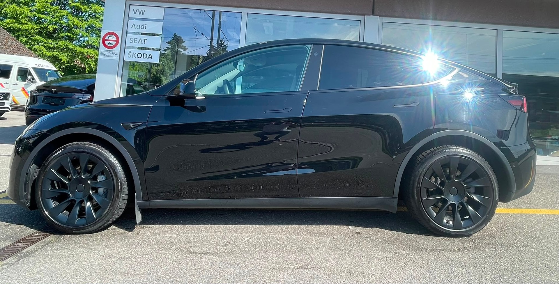 TESLA Y Long Range 533 km (WLTP) 514PS All Black Werksgarantie SOH 94%-image-1