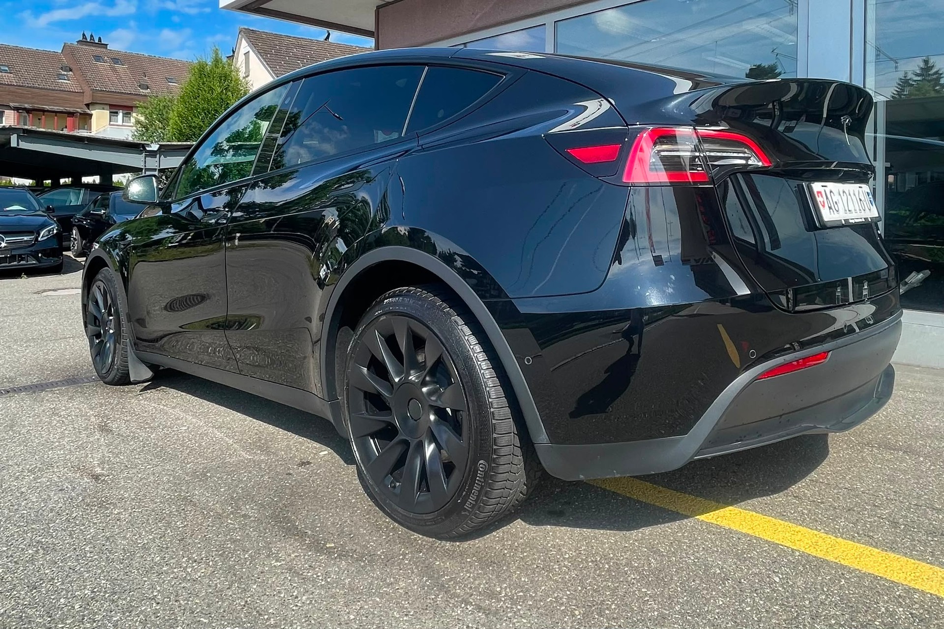 TESLA Y Long Range 533 km (WLTP) 514PS All Black Werksgarantie SOH 94%-image-3