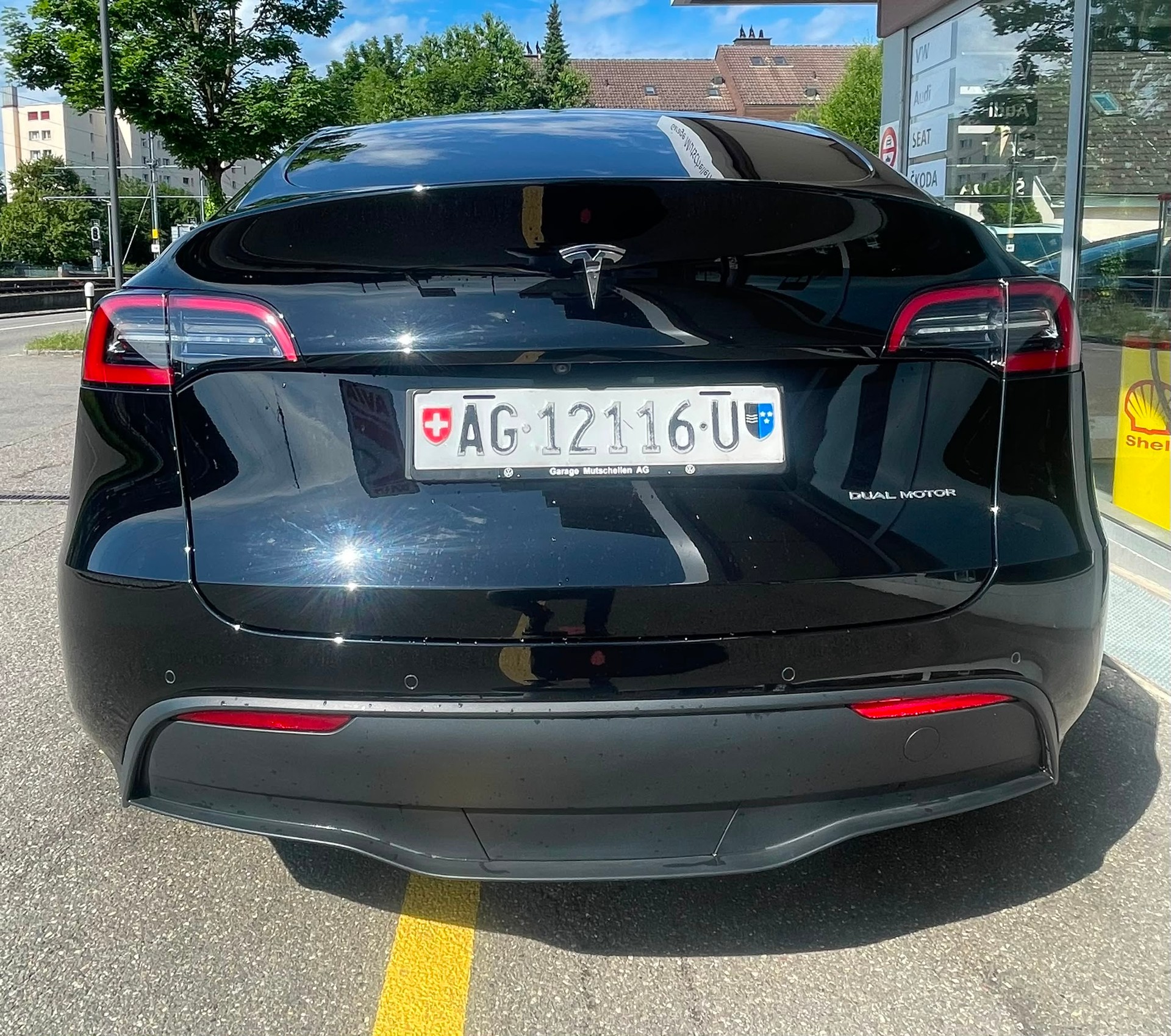 TESLA Y Long Range 533 km (WLTP) 514PS All Black Werksgarantie SOH 94%-image-5