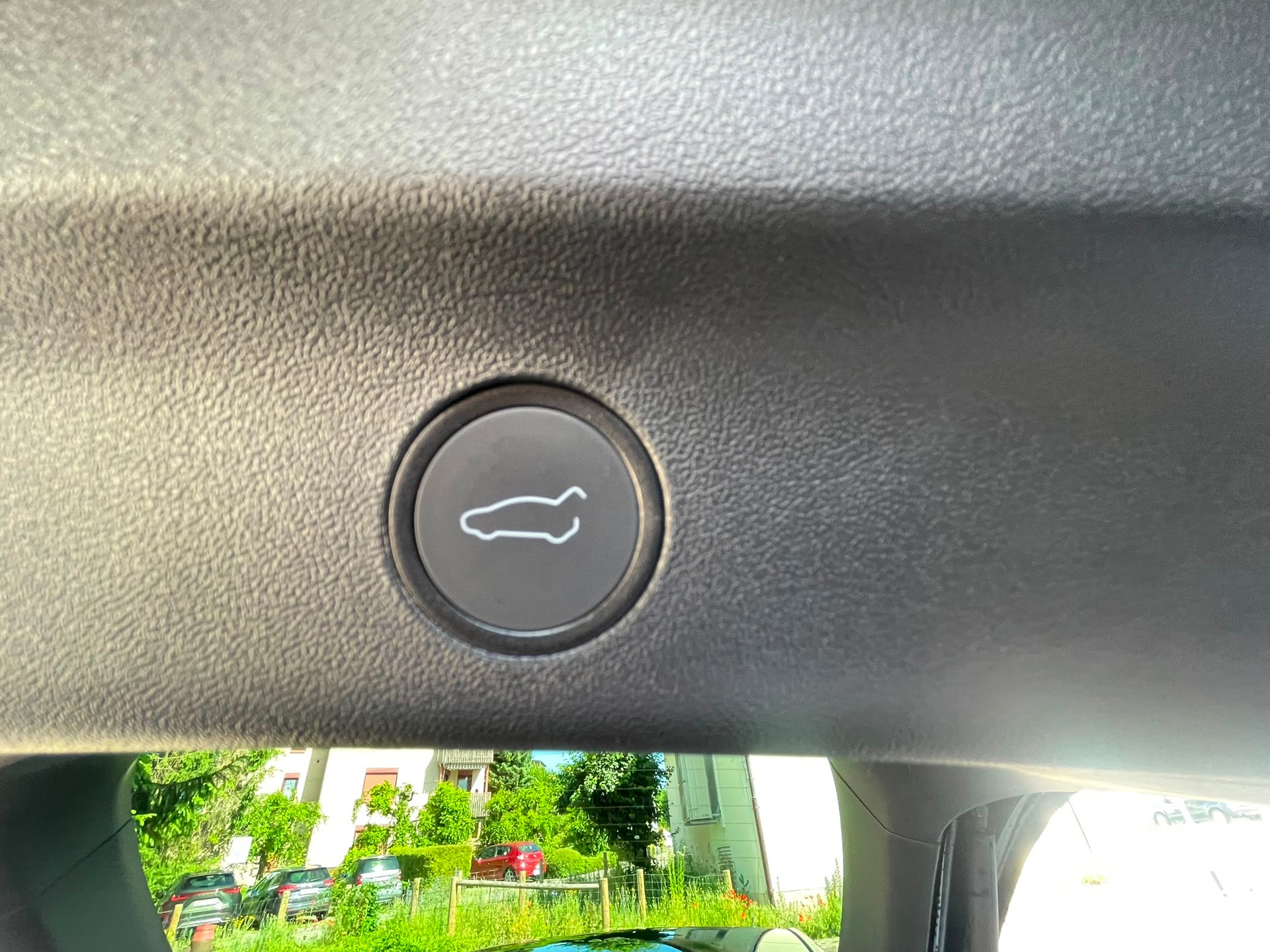TESLA Y Long Range 533 km (WLTP) 514PS All Black Werksgarantie SOH 94%-image-7