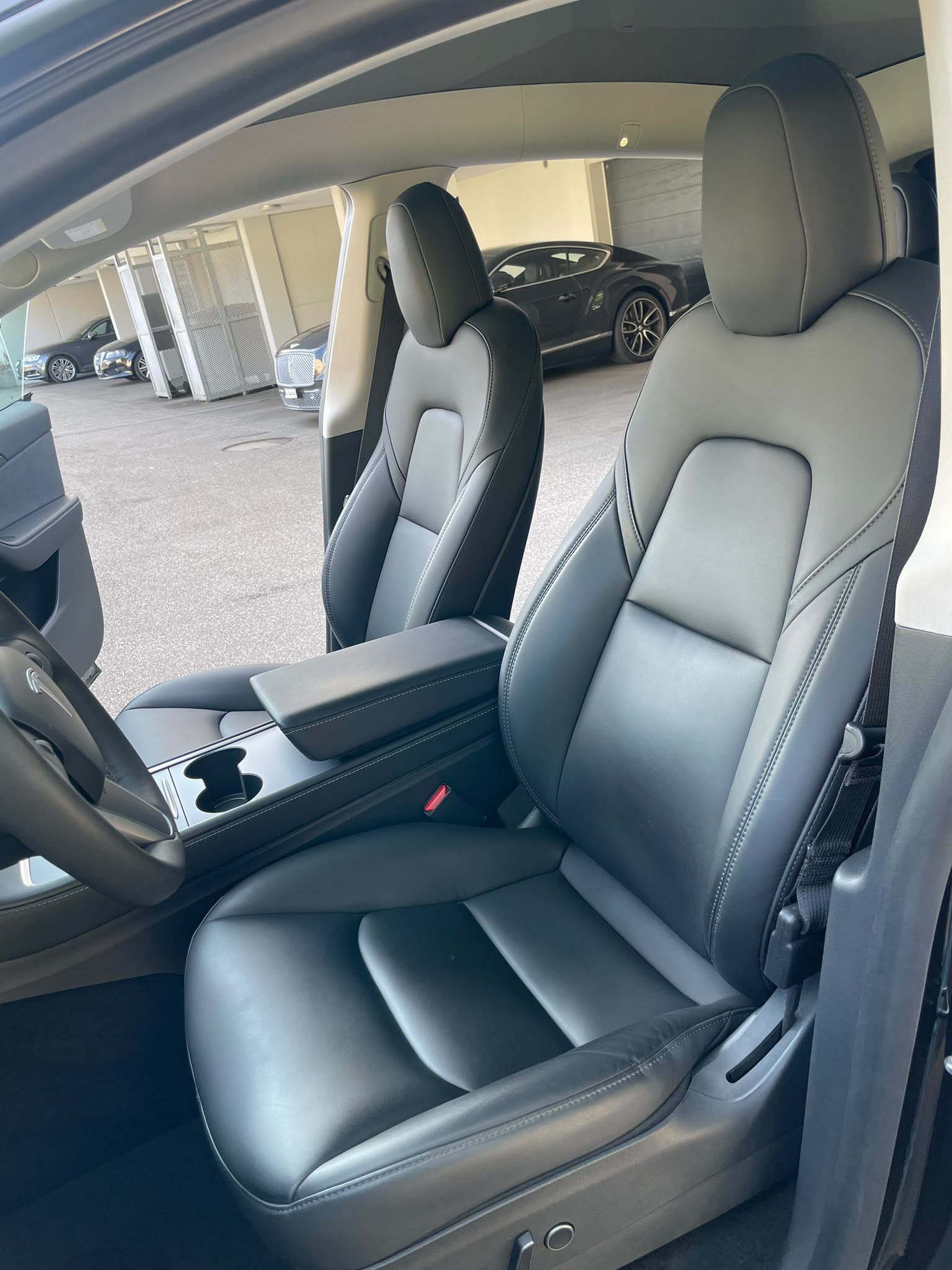 TESLA Y Long Range 533 km (WLTP) 514PS All Black Werksgarantie SOH 94%-image-13