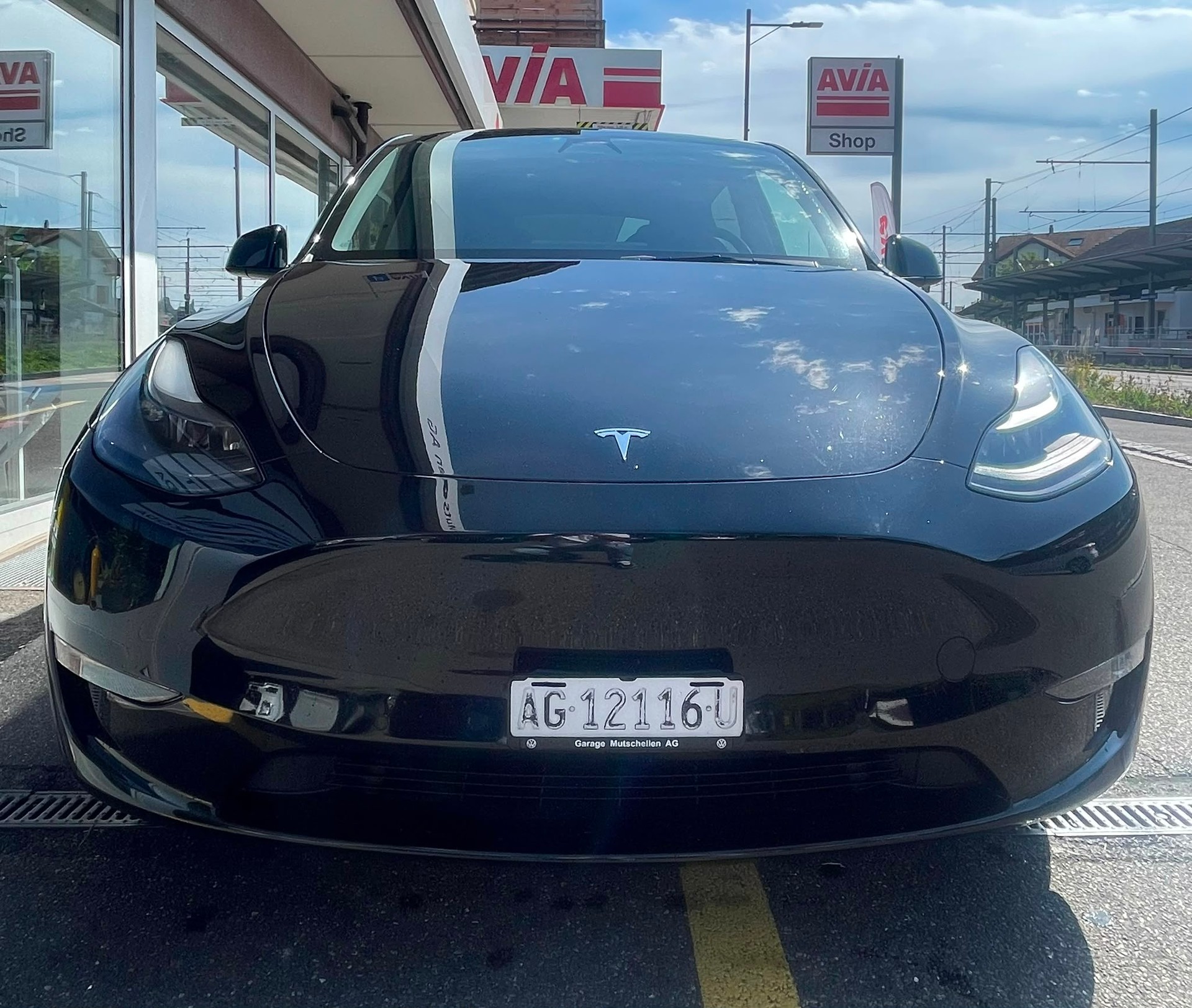 TESLA Y Long Range 533 km (WLTP) 514PS All Black Werksgarantie SOH 94%-image-2