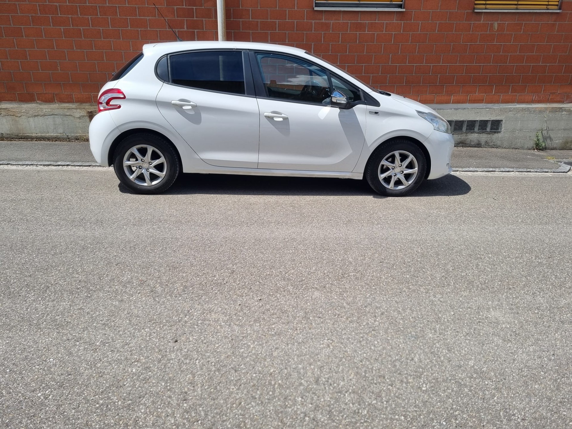 PEUGEOT 208 1.2 VTI Active-image-6