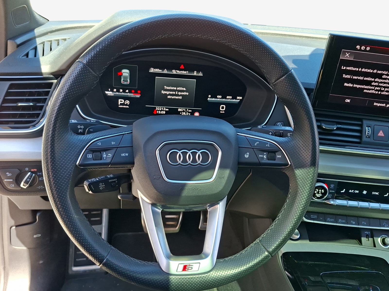 AUDI Q5 40 TDI Black Edition quattro S-tronic-image-9