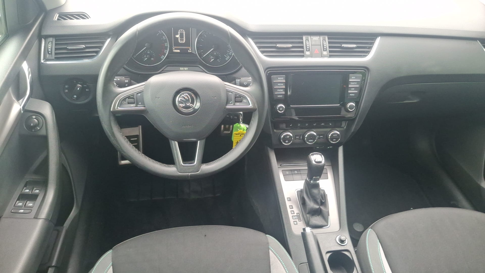 SKODA Octavia Combi 2.0 TDI Swiss Edition 4x4 DSG-image-10