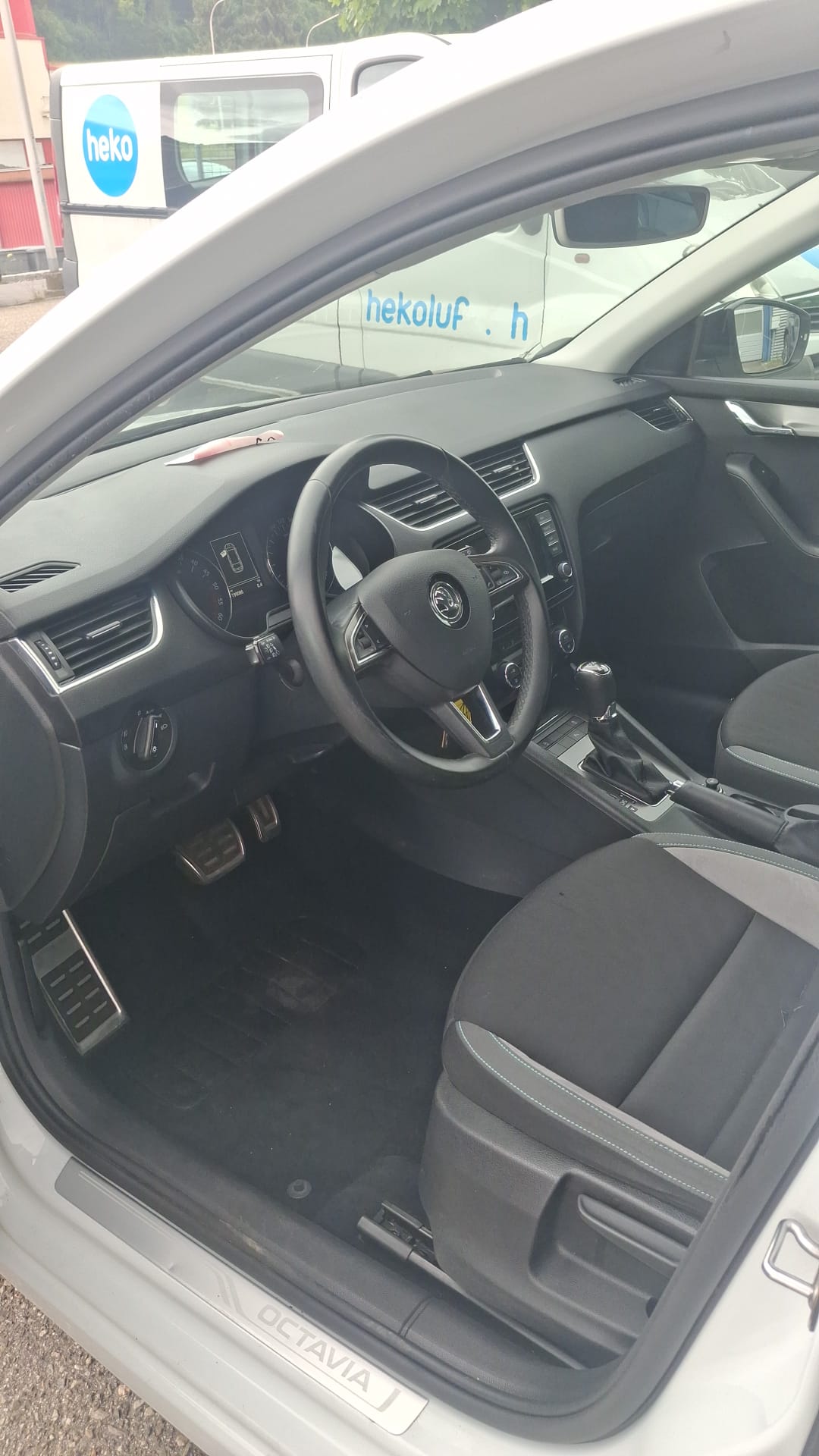 SKODA Octavia Combi 2.0 TDI Swiss Edition 4x4 DSG-image-11