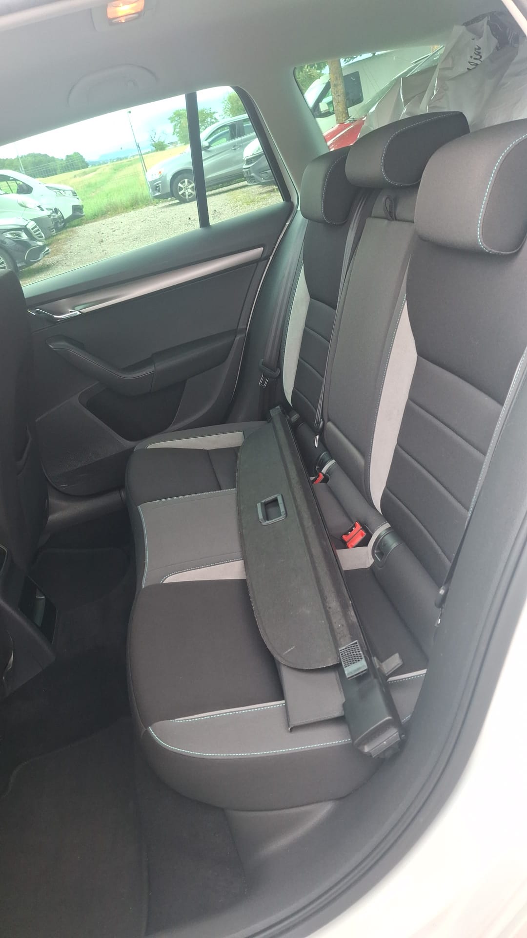 SKODA Octavia Combi 2.0 TDI Swiss Edition 4x4 DSG-image-9