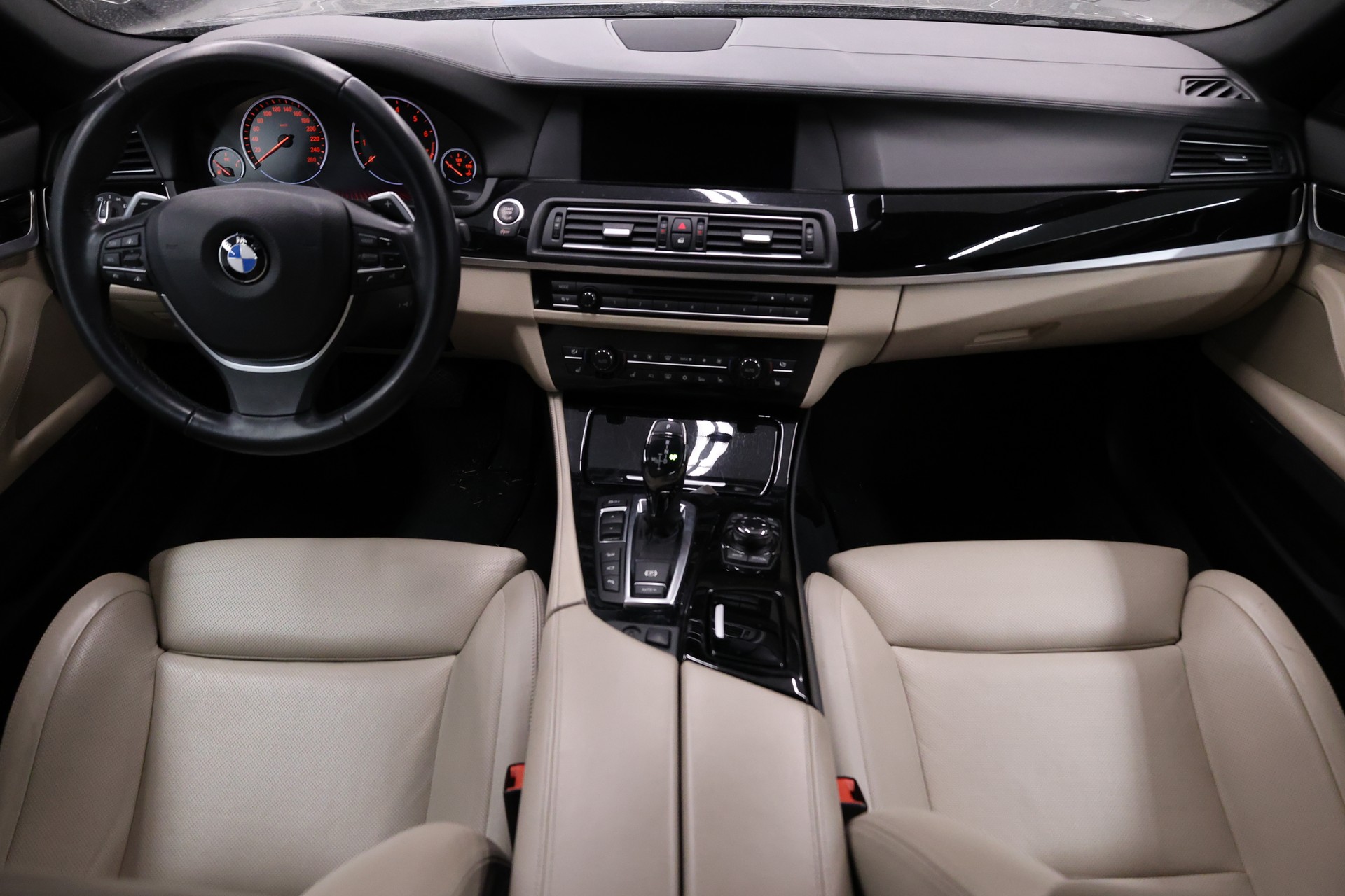 BMW 535i xDrive SAG Touring-image-17