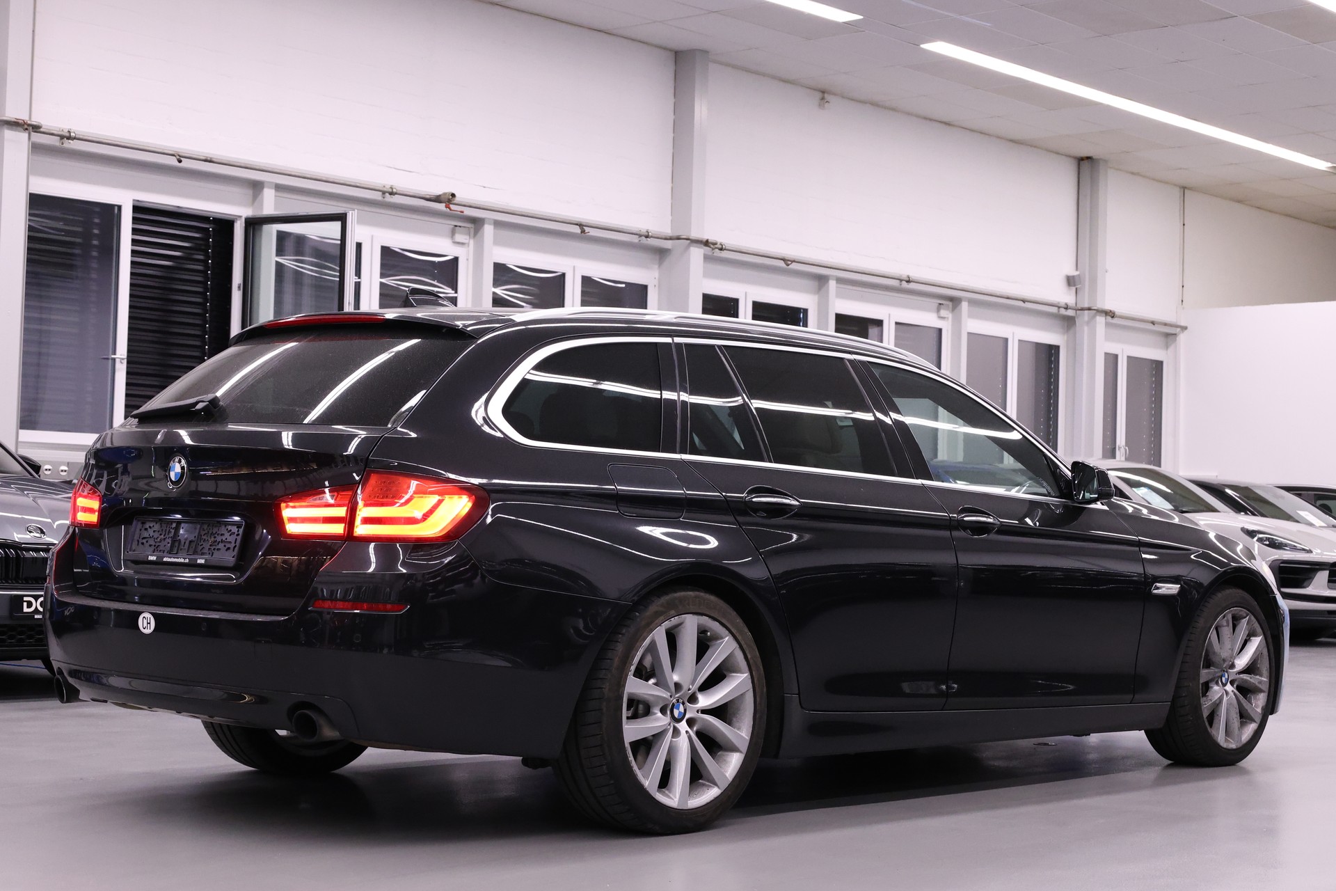 BMW 535i xDrive SAG Touring-image-2