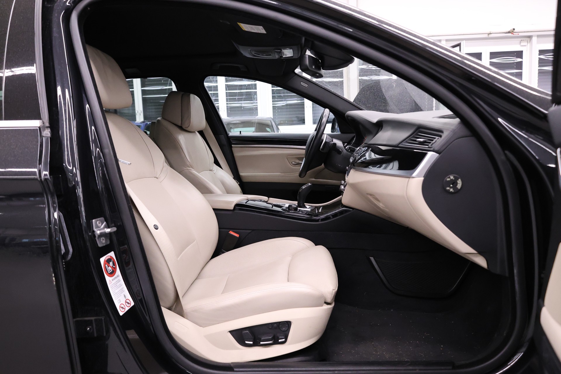 BMW 535i xDrive SAG Touring-image-19