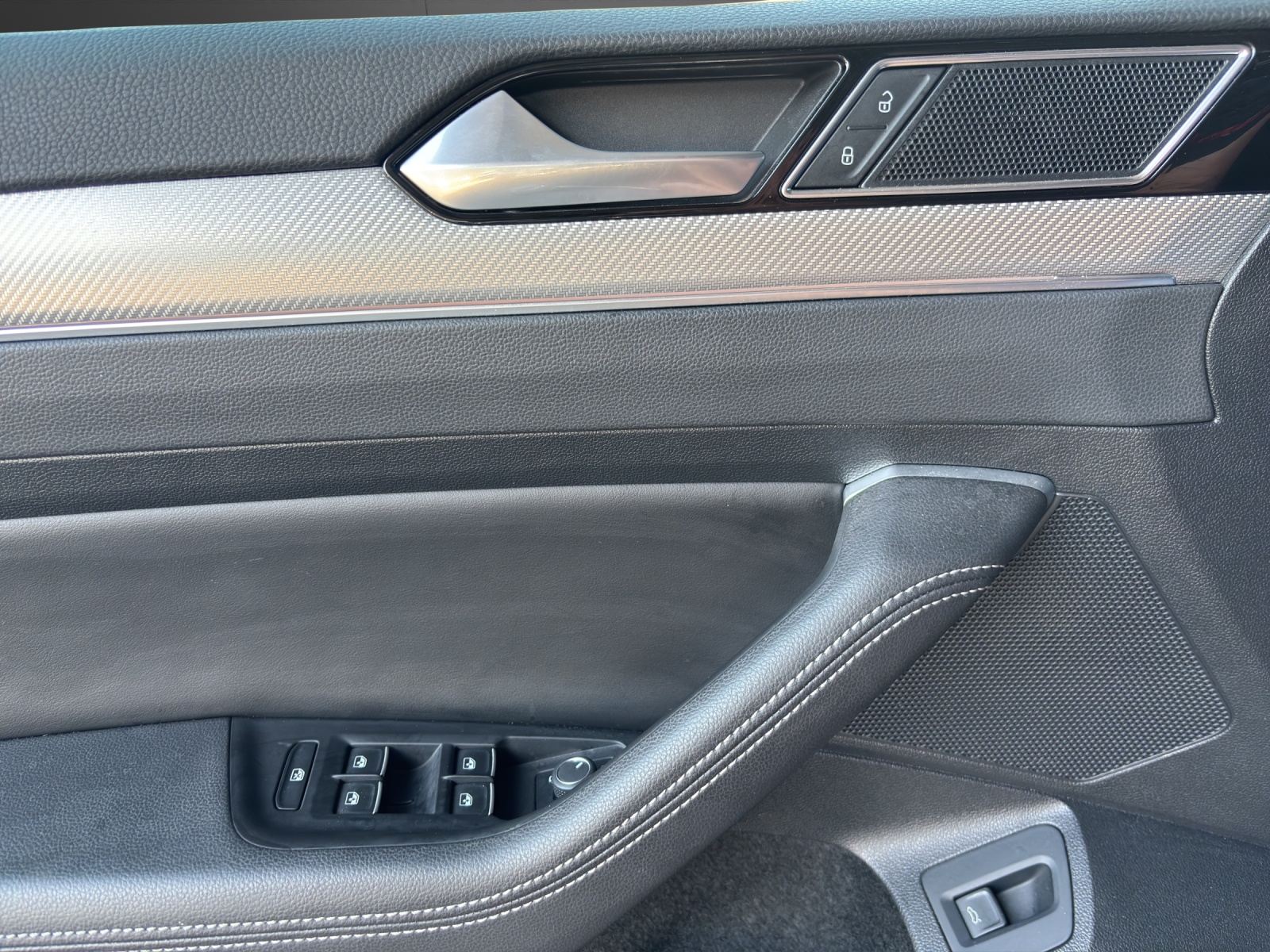 VW Passat Variant 2.0 TDI BMT Highline DSG 4Motion-image-9