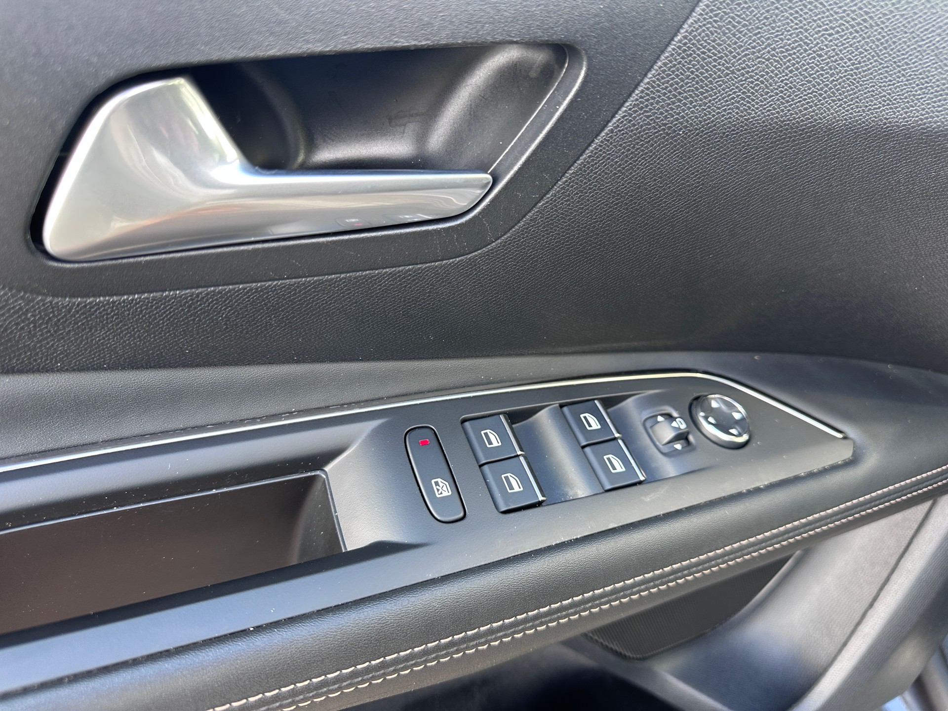 PEUGEOT 3008 1.5 BlueHDi GT Pack EAT8-image-11