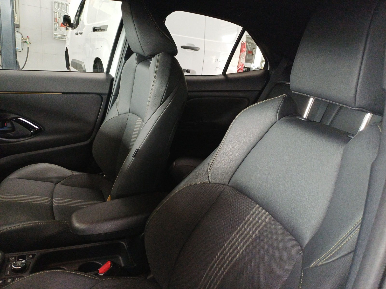 TOYOTA Yaris Cross 1.5 VVT-i HSD Adventure AWD-i-image-7