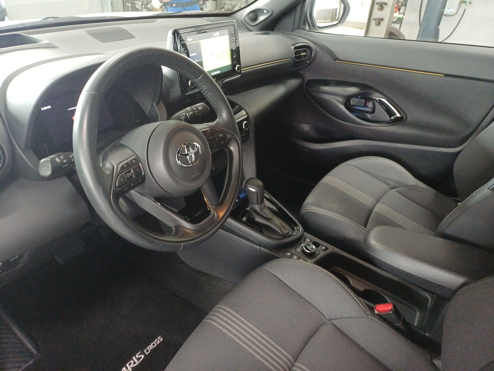 TOYOTA Yaris Cross 1.5 VVT-i HSD Adventure AWD-i-image-6