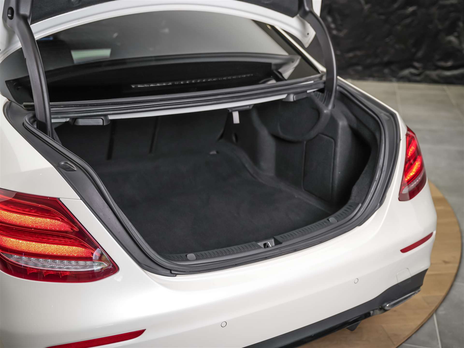 MERCEDES-BENZ E 220 d AMG Line 9G-Tronic *Panorama*Sitzheizung*Rückfahrkamera*-image-40