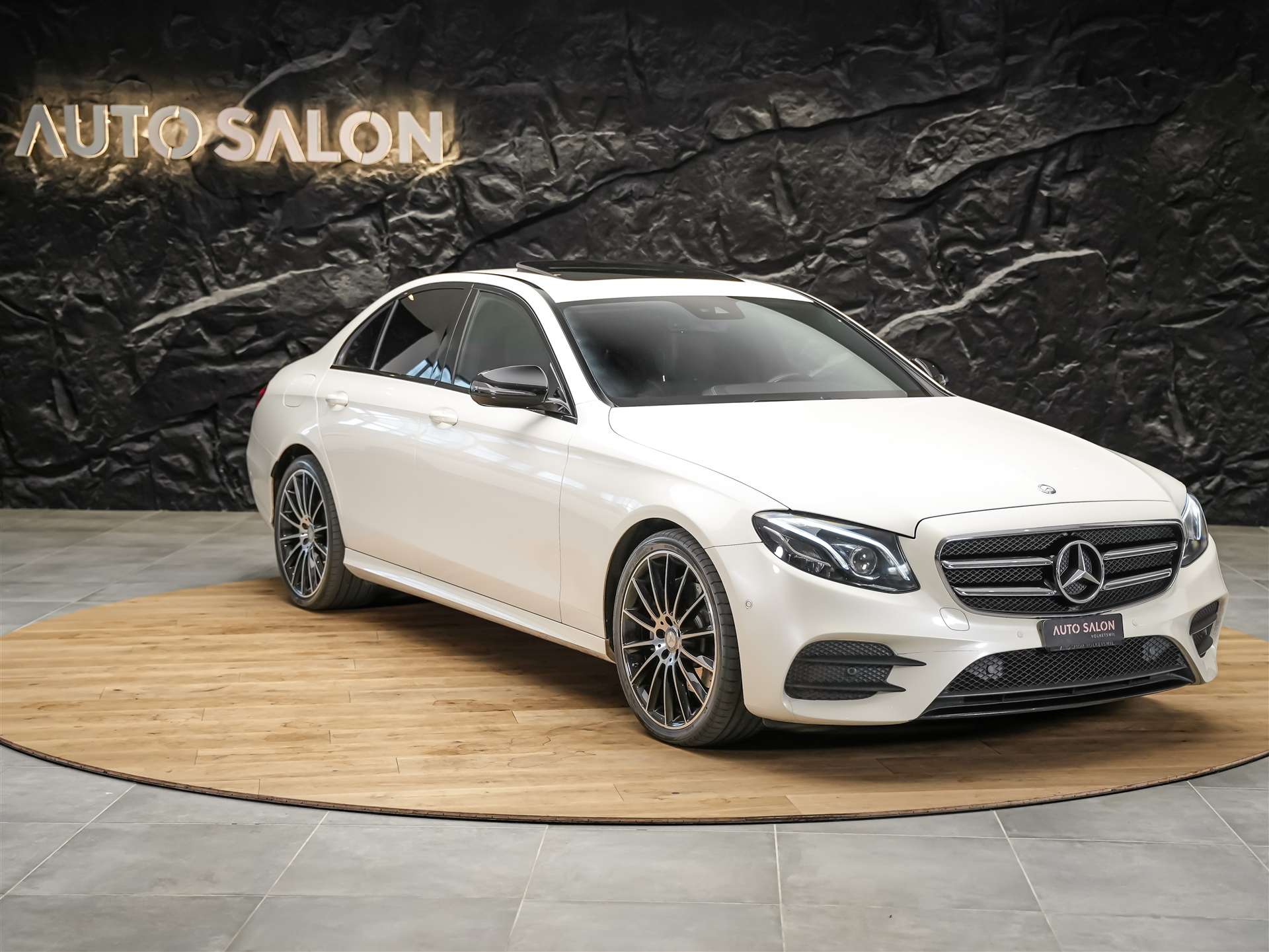 MERCEDES-BENZ E 220 d AMG Line 9G-Tronic *Panorama*Sitzheizung*Rückfahrkamera*-image-6