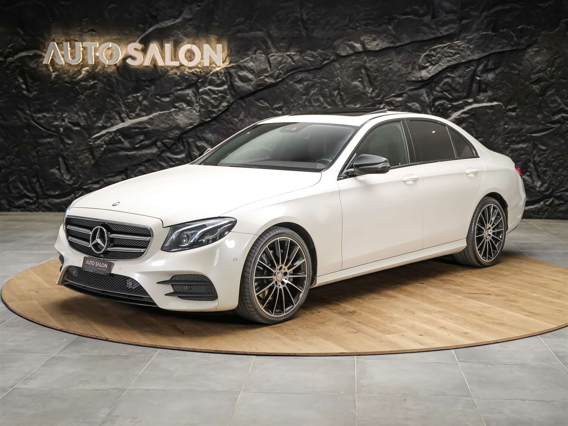 MERCEDES-BENZ E 220 d AMG Line 9G-Tronic *Panorama*Sitzheizung*Rückfahrkamera*-image-1