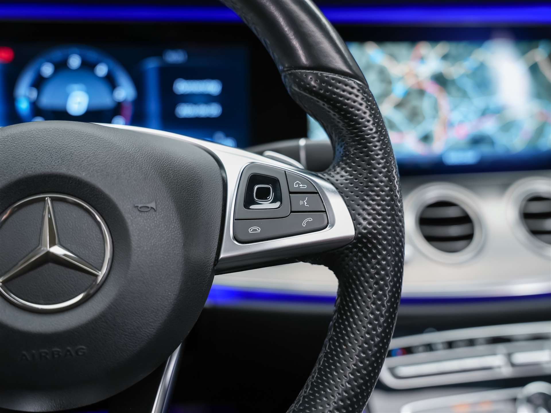 MERCEDES-BENZ E 220 d AMG Line 9G-Tronic *Panorama*Sitzheizung*Rückfahrkamera*-image-30