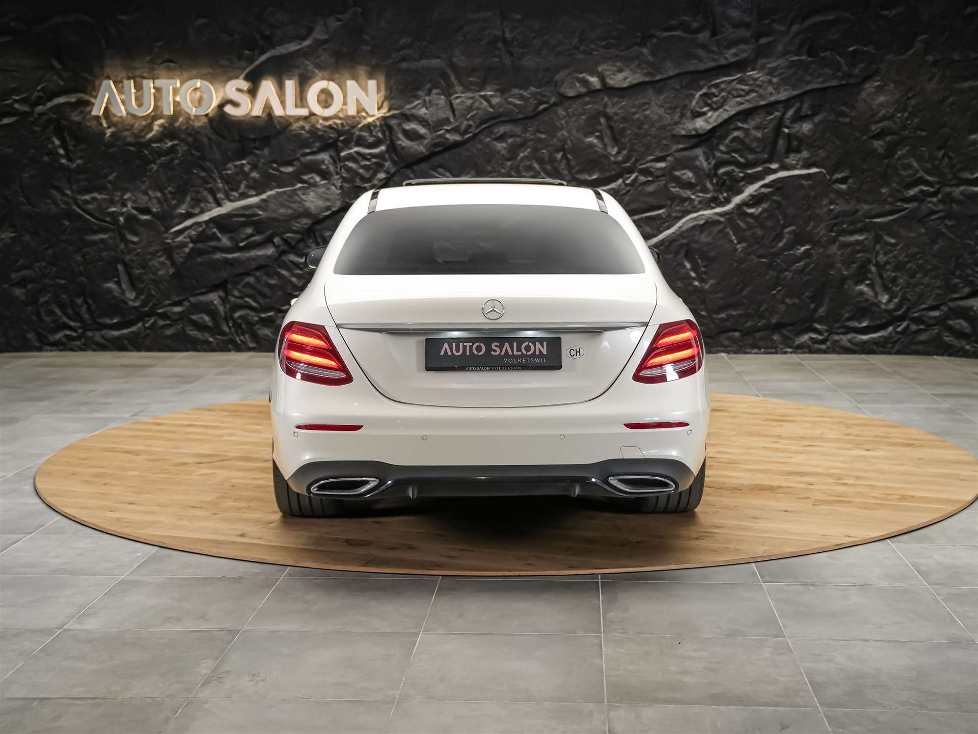 MERCEDES-BENZ E 220 d AMG Line 9G-Tronic *Panorama*Sitzheizung*Rückfahrkamera*-image-4