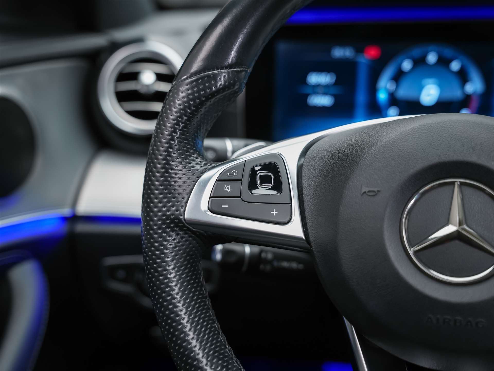 MERCEDES-BENZ E 220 d AMG Line 9G-Tronic *Panorama*Sitzheizung*Rückfahrkamera*-image-29