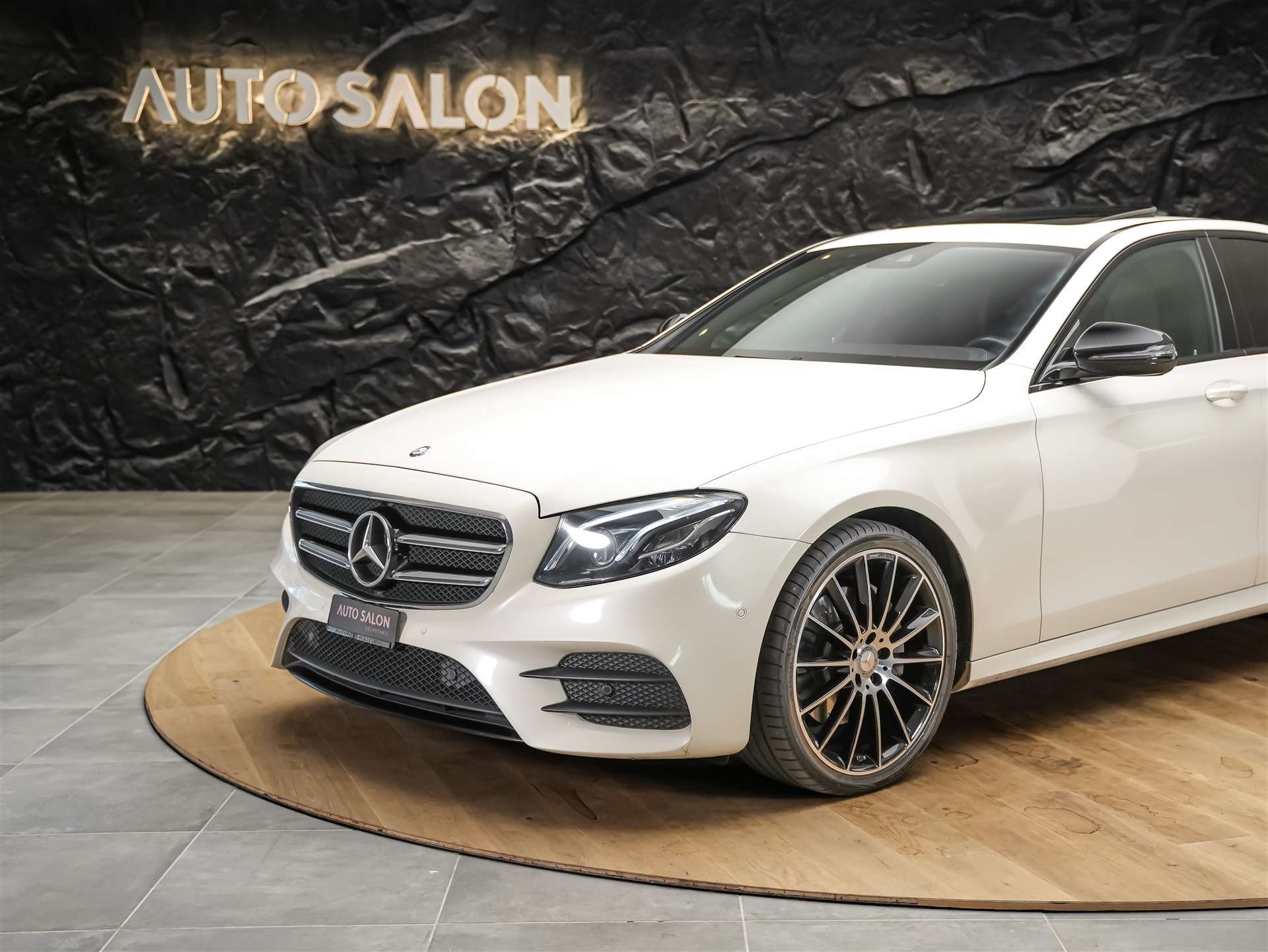 MERCEDES-BENZ E 220 d AMG Line 9G-Tronic *Panorama*Sitzheizung*Rückfahrkamera*-image-14