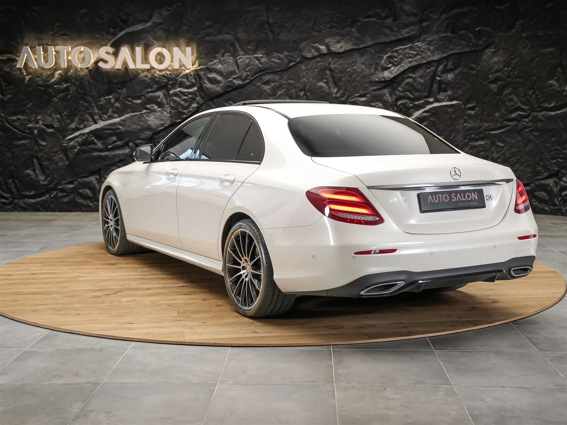 MERCEDES-BENZ E 220 d AMG Line 9G-Tronic *Panorama*Sitzheizung*Rückfahrkamera*-image-3
