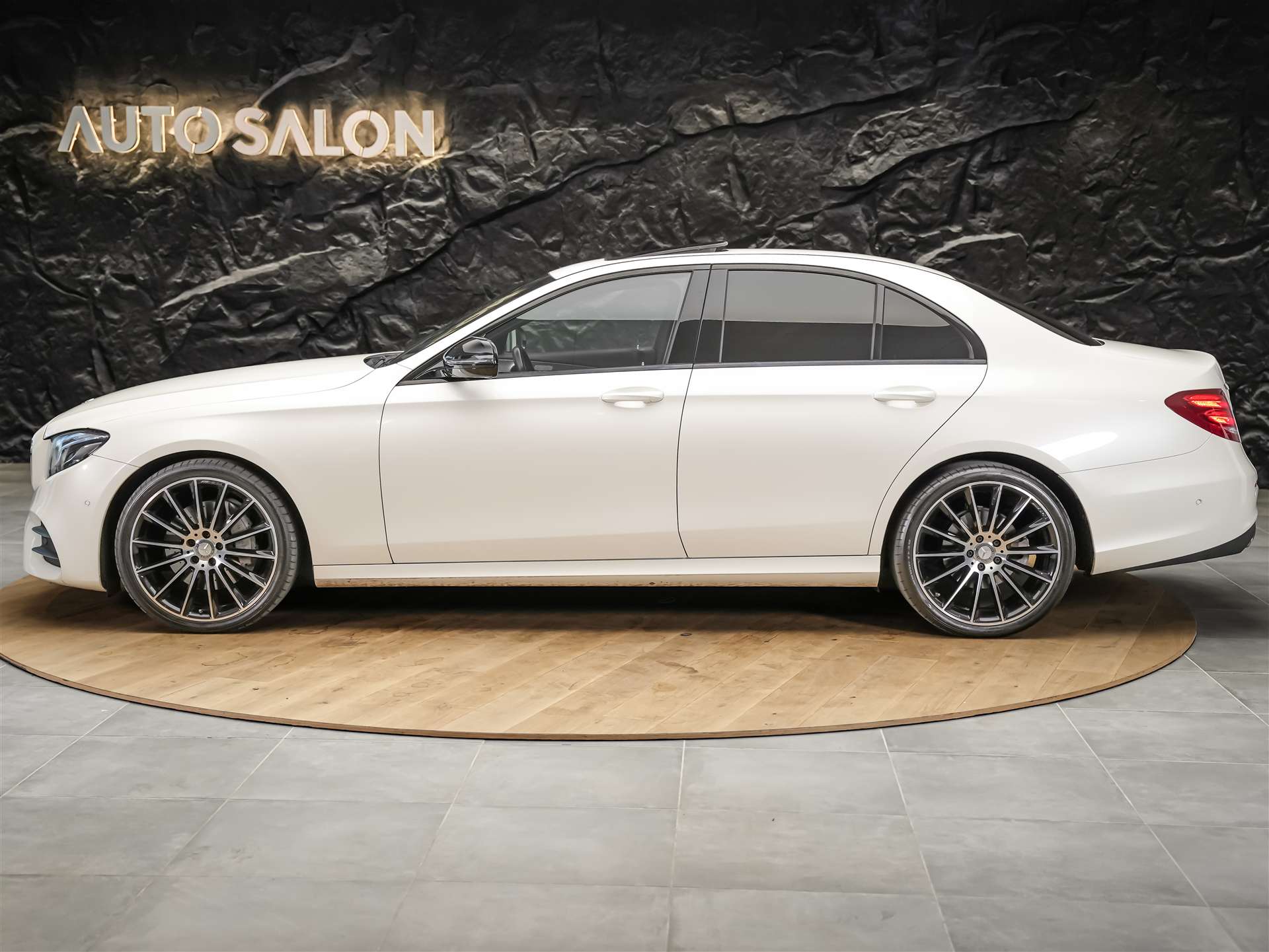 MERCEDES-BENZ E 220 d AMG Line 9G-Tronic *Panorama*Sitzheizung*Rückfahrkamera*-image-2