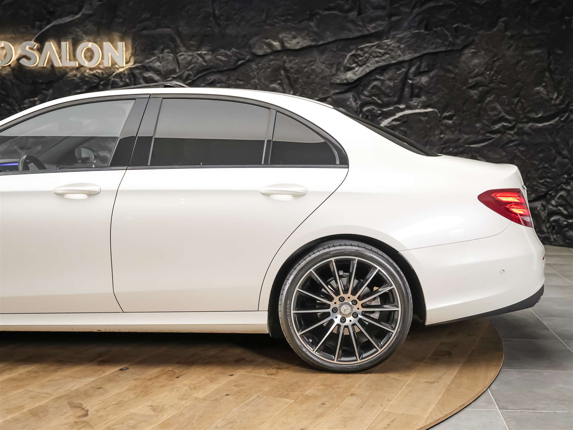 MERCEDES-BENZ E 220 d AMG Line 9G-Tronic *Panorama*Sitzheizung*Rückfahrkamera*-image-17