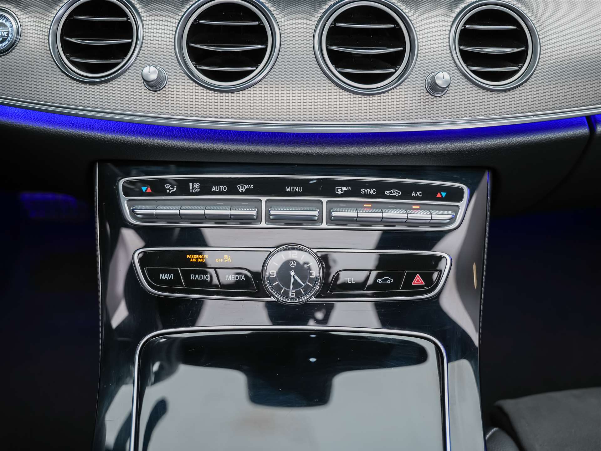 MERCEDES-BENZ E 220 d AMG Line 9G-Tronic *Panorama*Sitzheizung*Rückfahrkamera*-image-22