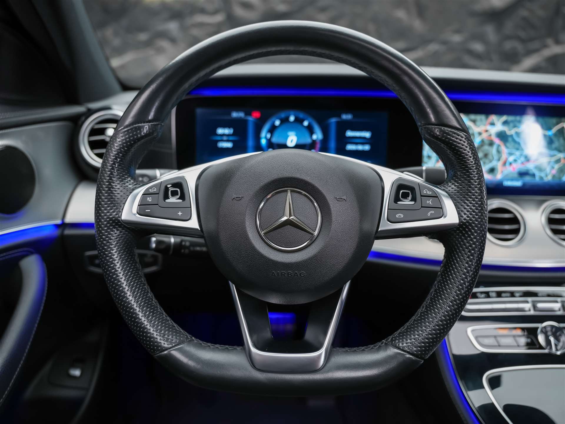 MERCEDES-BENZ E 220 d AMG Line 9G-Tronic *Panorama*Sitzheizung*Rückfahrkamera*-image-28