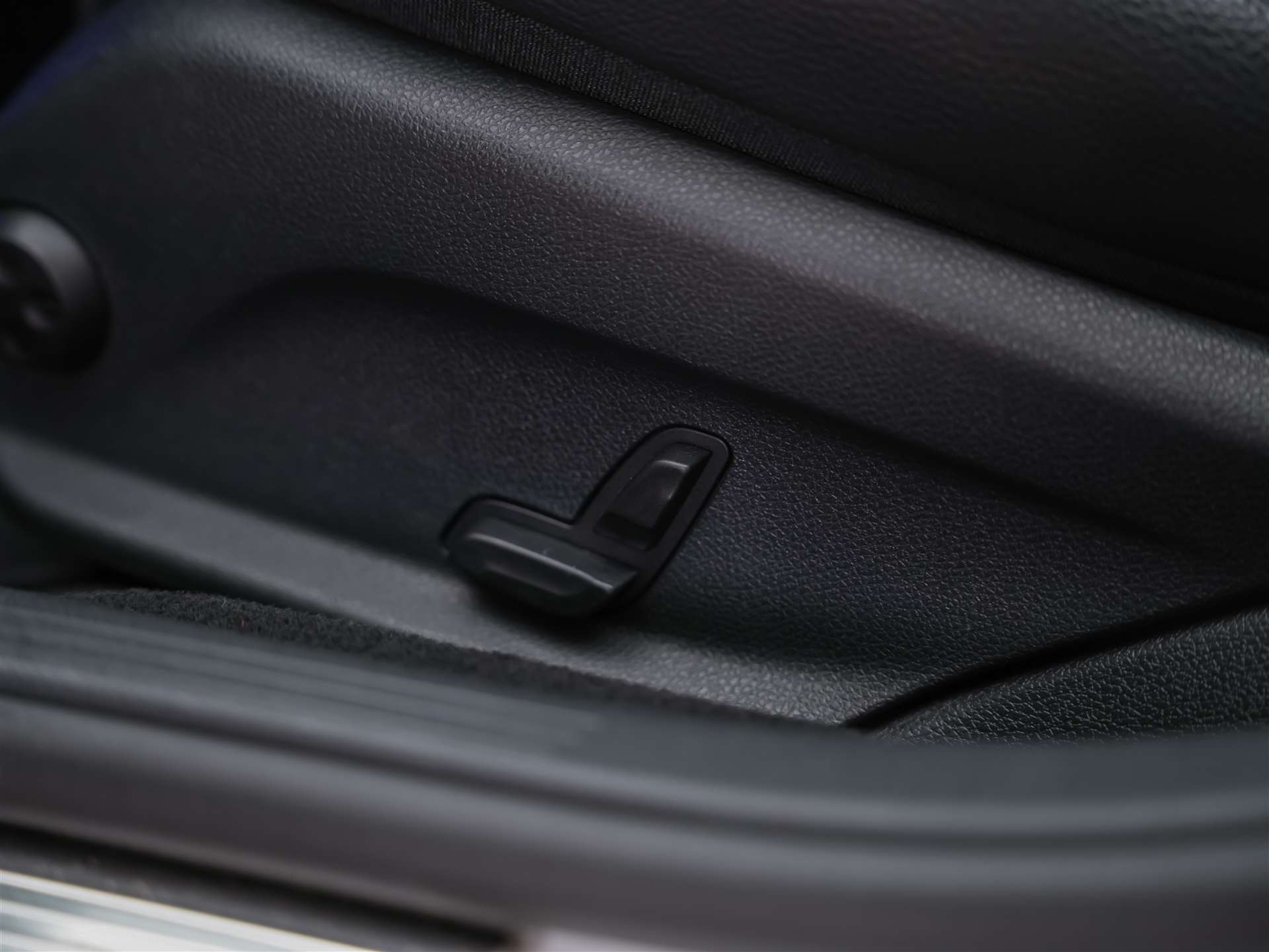 MERCEDES-BENZ E 220 d AMG Line 9G-Tronic *Panorama*Sitzheizung*Rückfahrkamera*-image-27