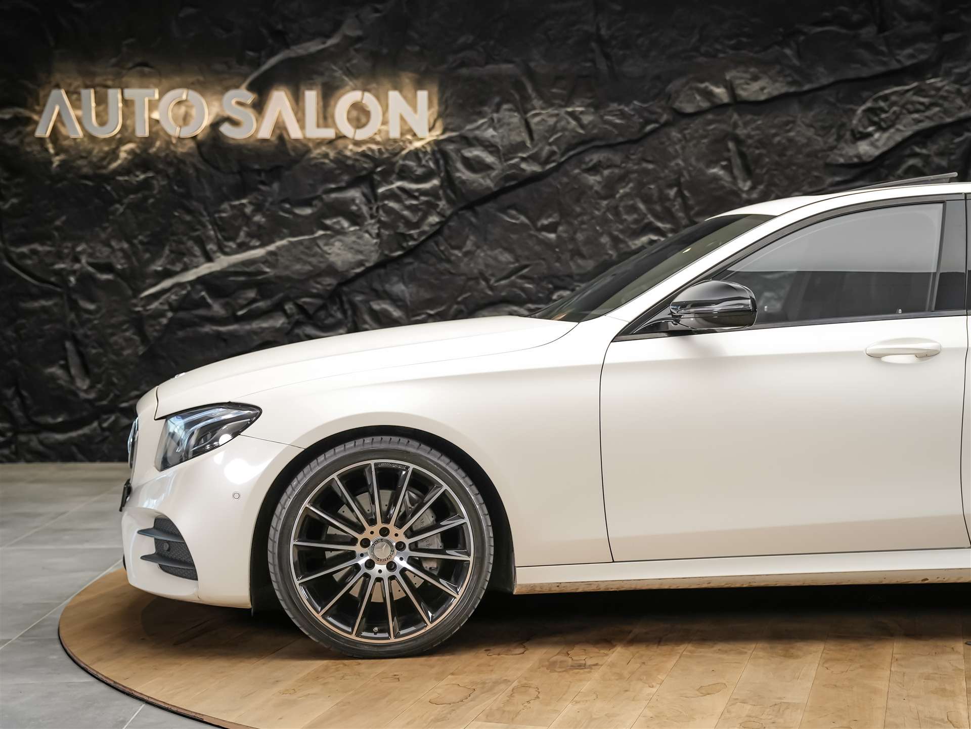 MERCEDES-BENZ E 220 d AMG Line 9G-Tronic *Panorama*Sitzheizung*Rückfahrkamera*-image-15