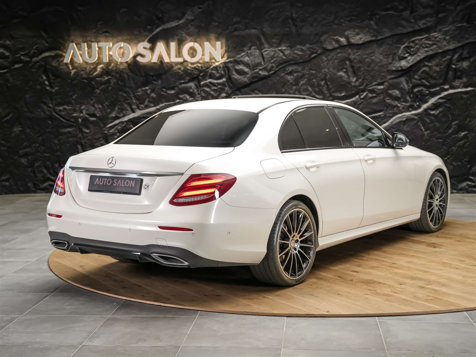 MERCEDES-BENZ E 220 d AMG Line 9G-Tronic *Panorama*Sitzheizung*Rückfahrkamera*-image-5