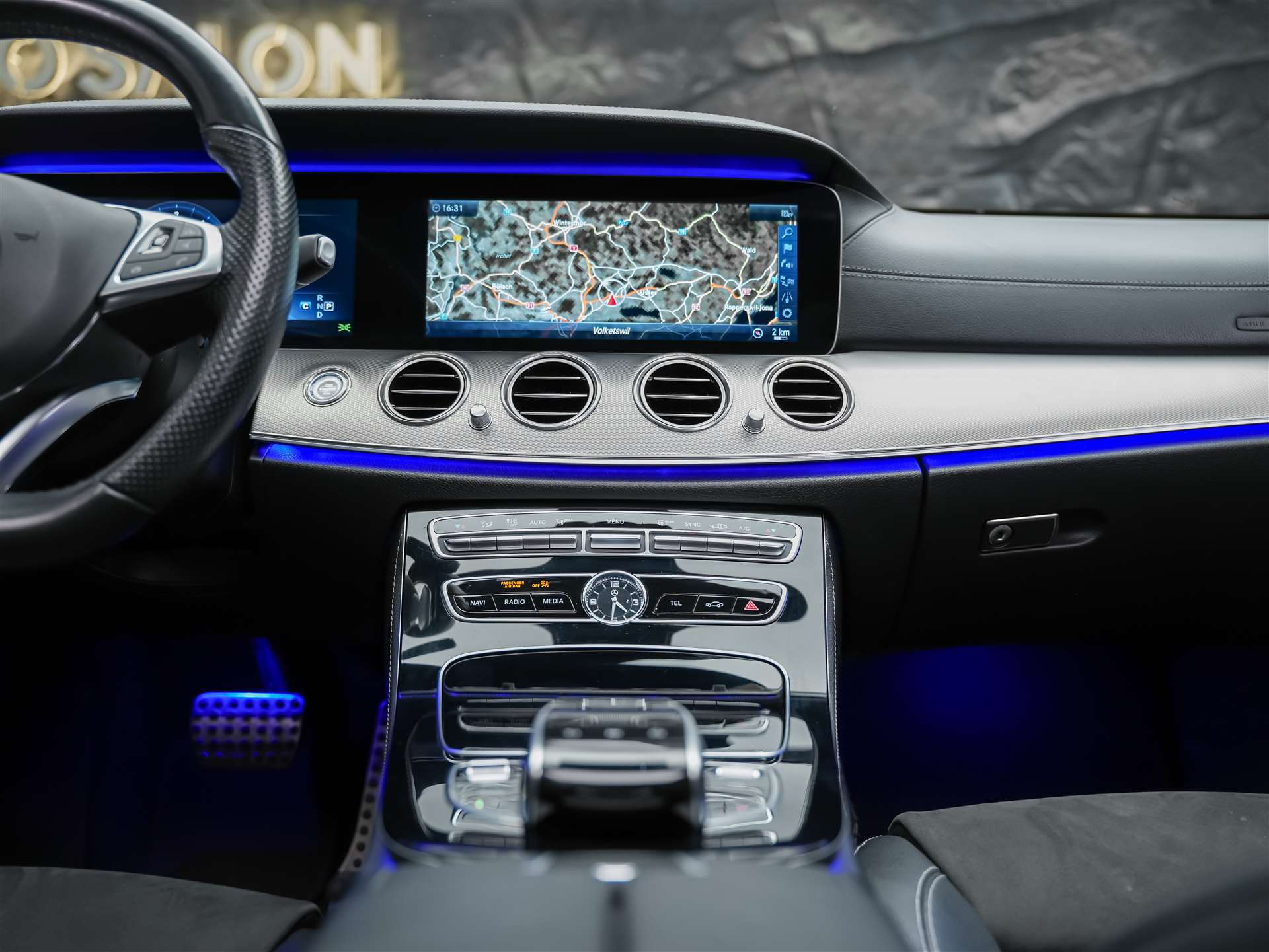 MERCEDES-BENZ E 220 d AMG Line 9G-Tronic *Panorama*Sitzheizung*Rückfahrkamera*-image-19
