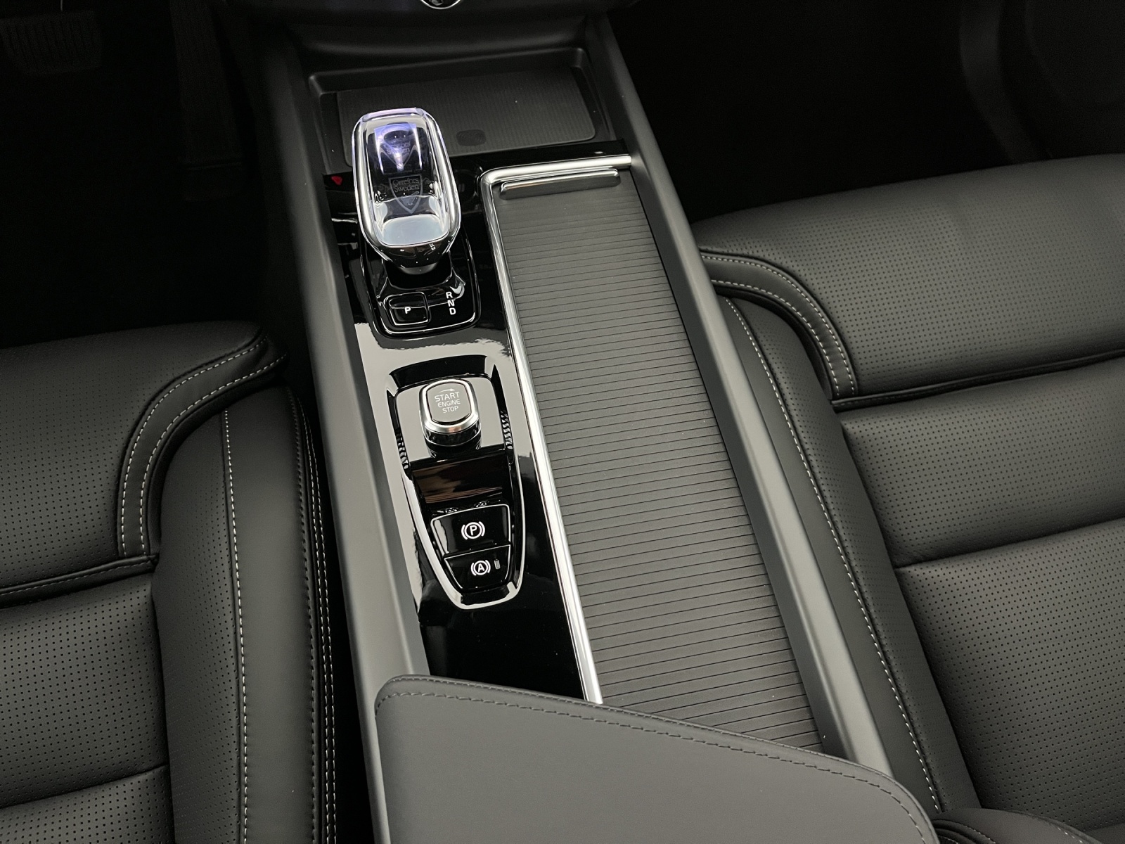 VOLVO XC60 2.0 B5 MH Black Edition AWD-image-15