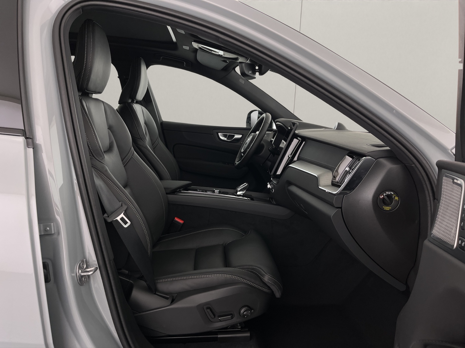 VOLVO XC60 2.0 B5 MH Black Edition AWD-image-11