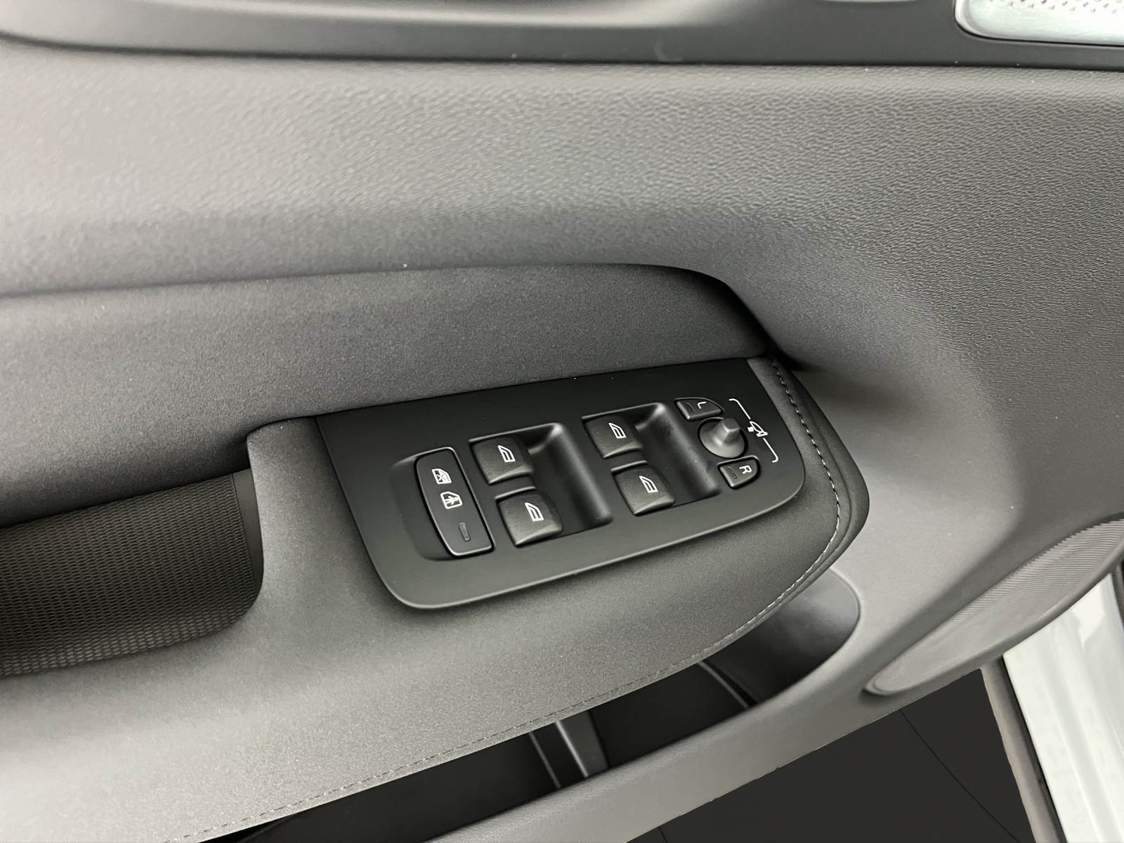 VOLVO XC60 2.0 B5 MH Black Edition AWD-image-16
