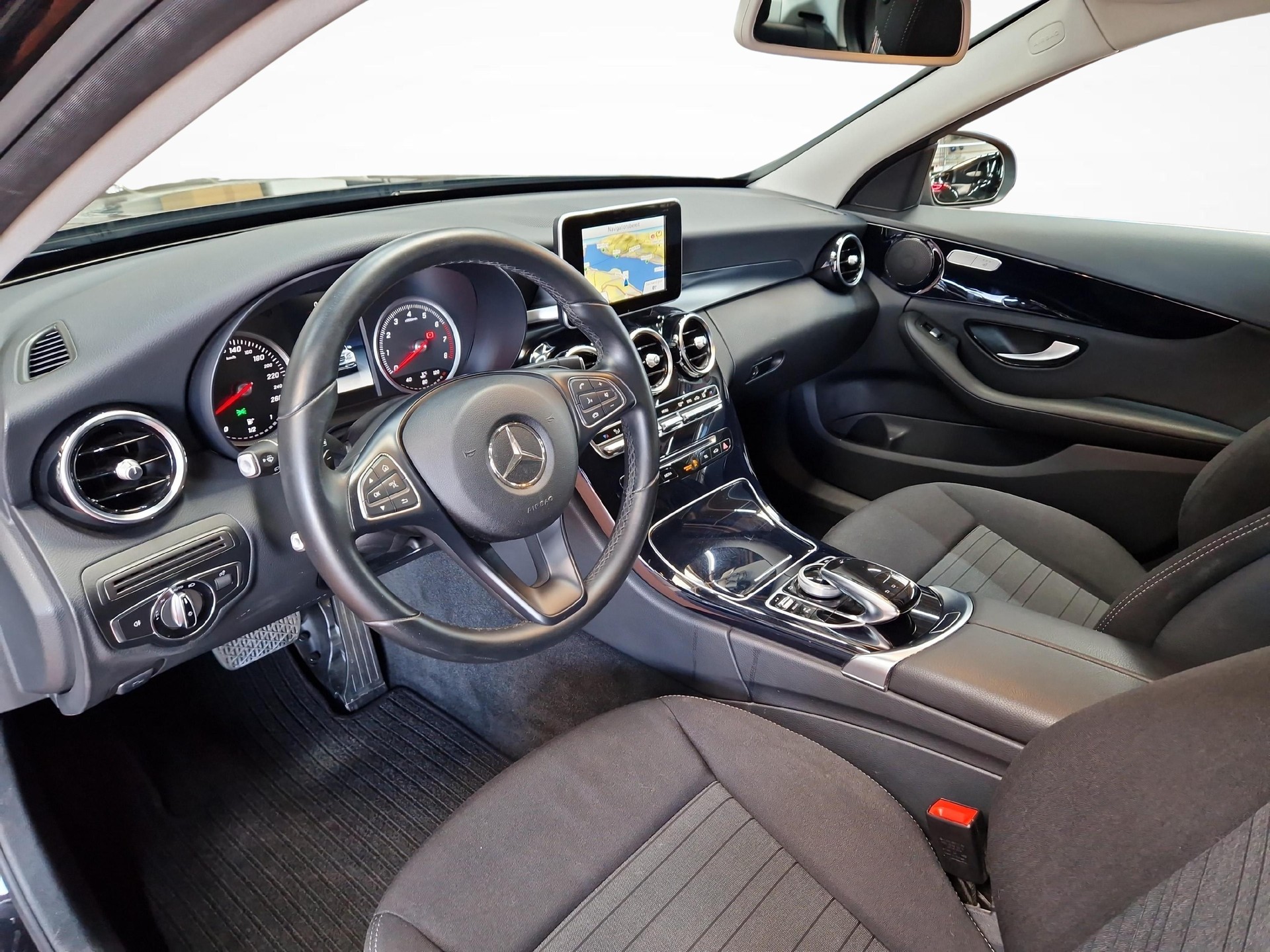 MERCEDES-BENZ C 200 Limousine-image-4