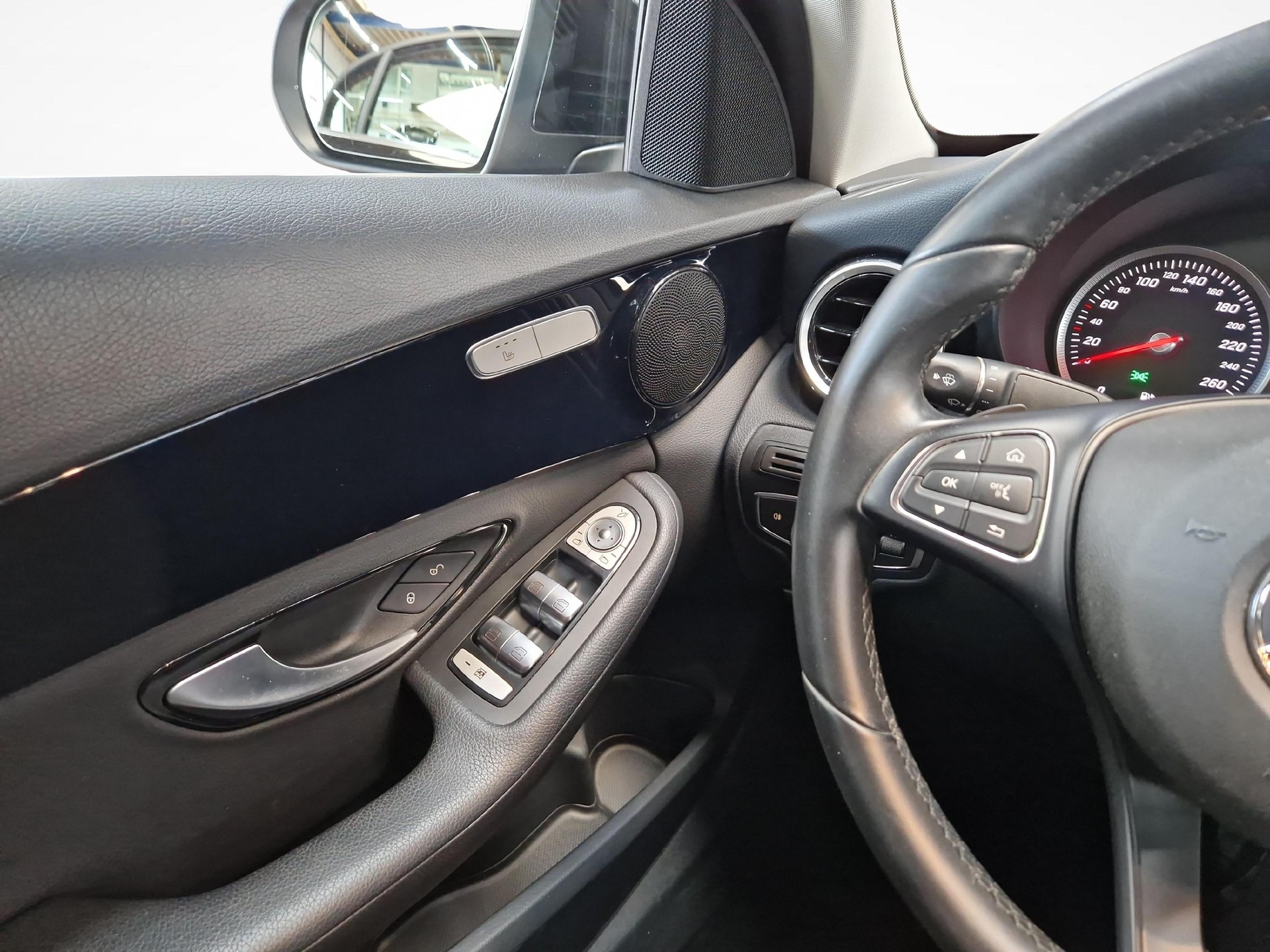 MERCEDES-BENZ C 200 Limousine-image-7