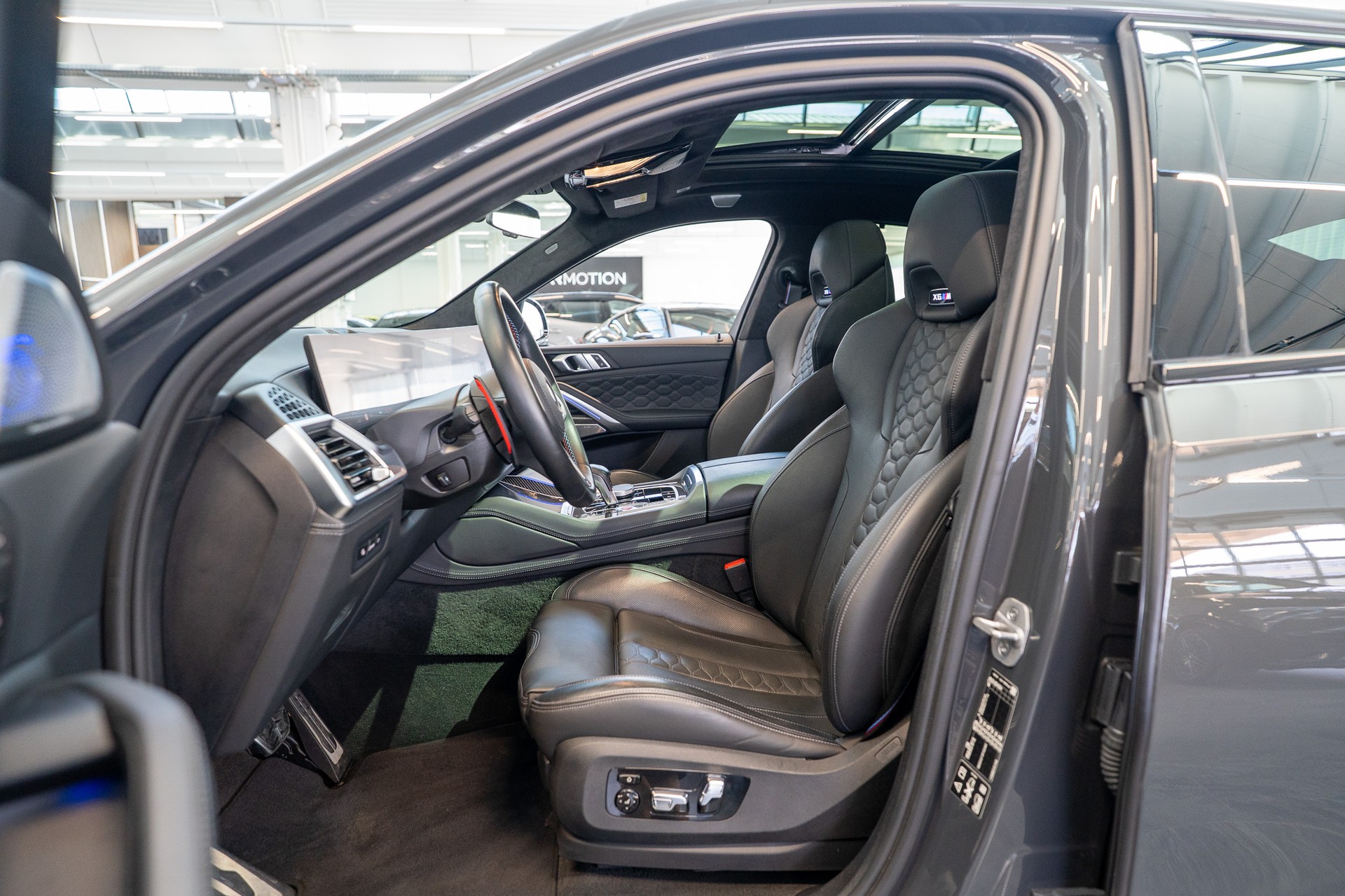 BMW X6 M Competition / Panorama-Schiebedach / Head-Up Display / 360° Kamera / Bowers & Wilkins Sound-image-9