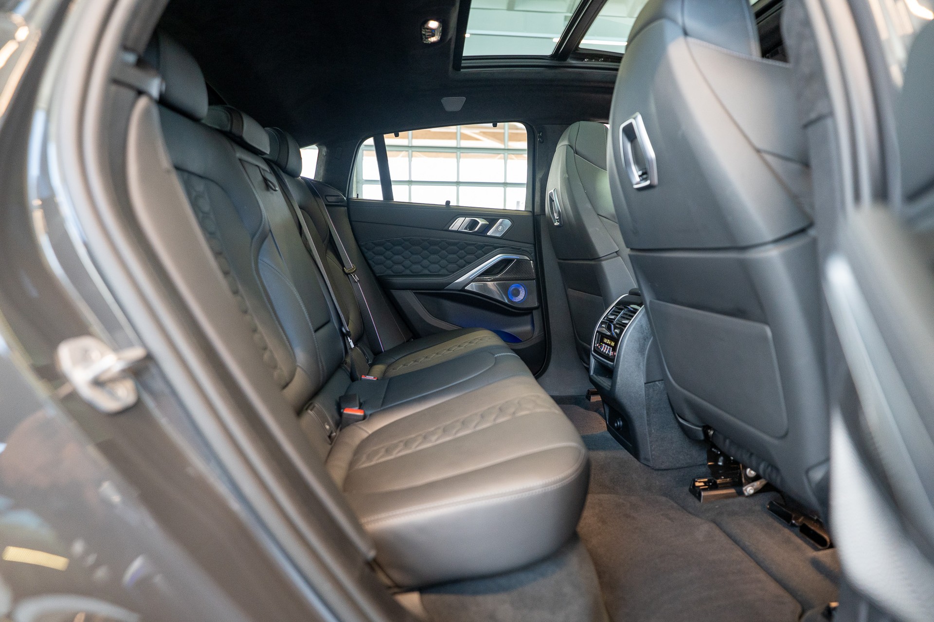 BMW X6 M Competition / Panorama-Schiebedach / Head-Up Display / 360° Kamera / Bowers & Wilkins Sound-image-13