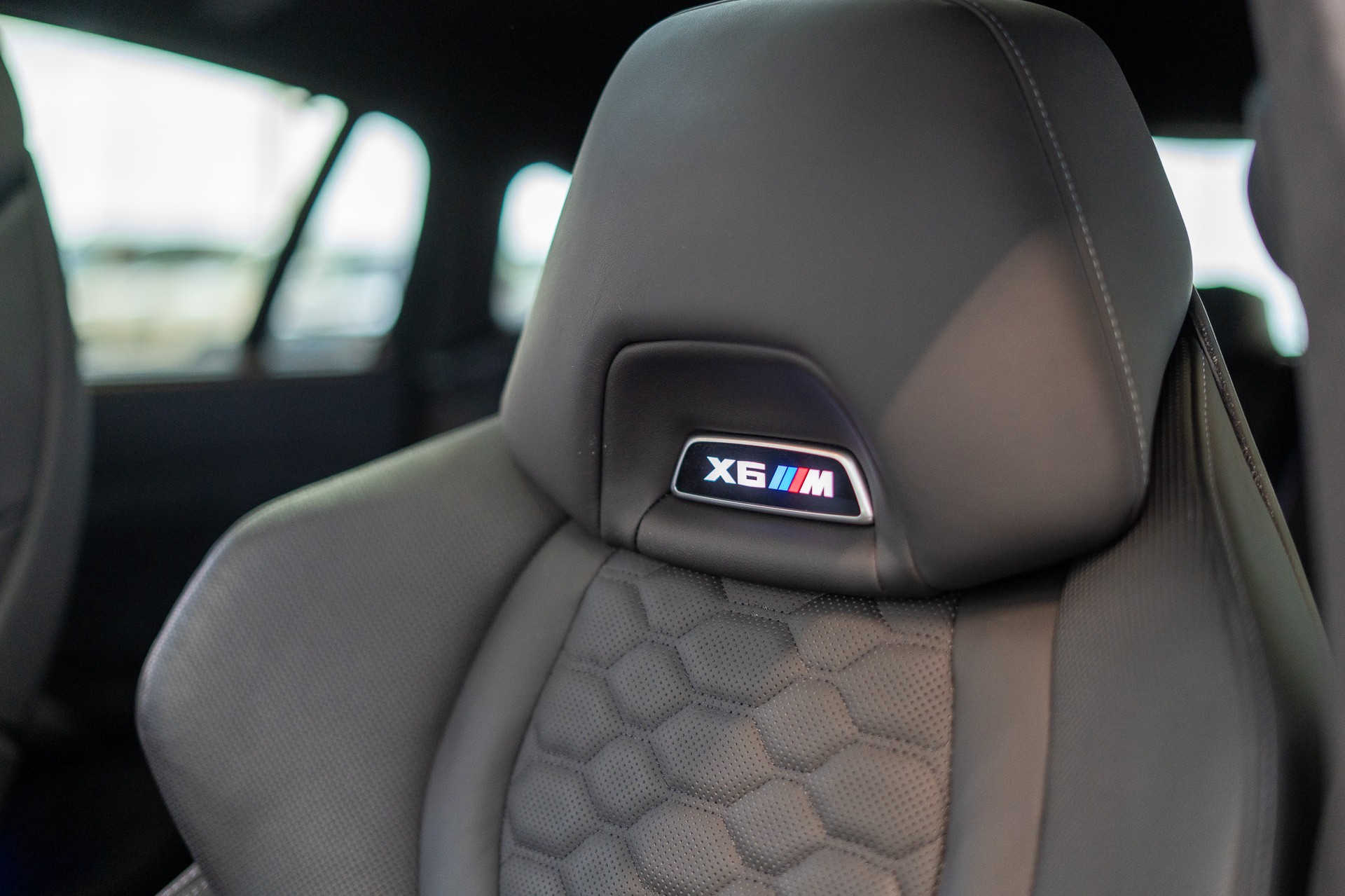 BMW X6 M Competition / Panorama-Schiebedach / Head-Up Display / 360° Kamera / Bowers & Wilkins Sound-image-11