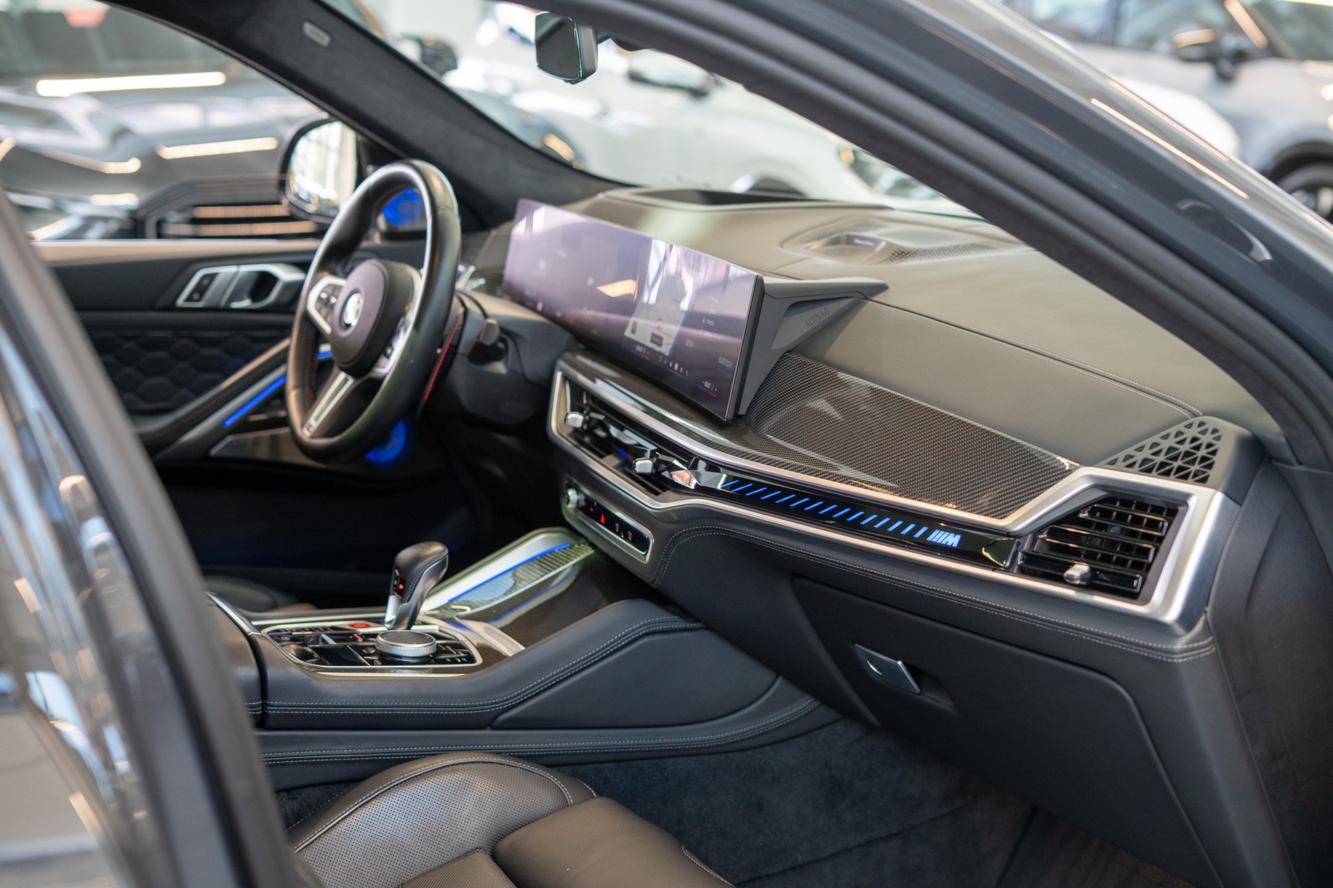 BMW X6 M Competition / Panorama-Schiebedach / Head-Up Display / 360° Kamera / Bowers & Wilkins Sound-image-15